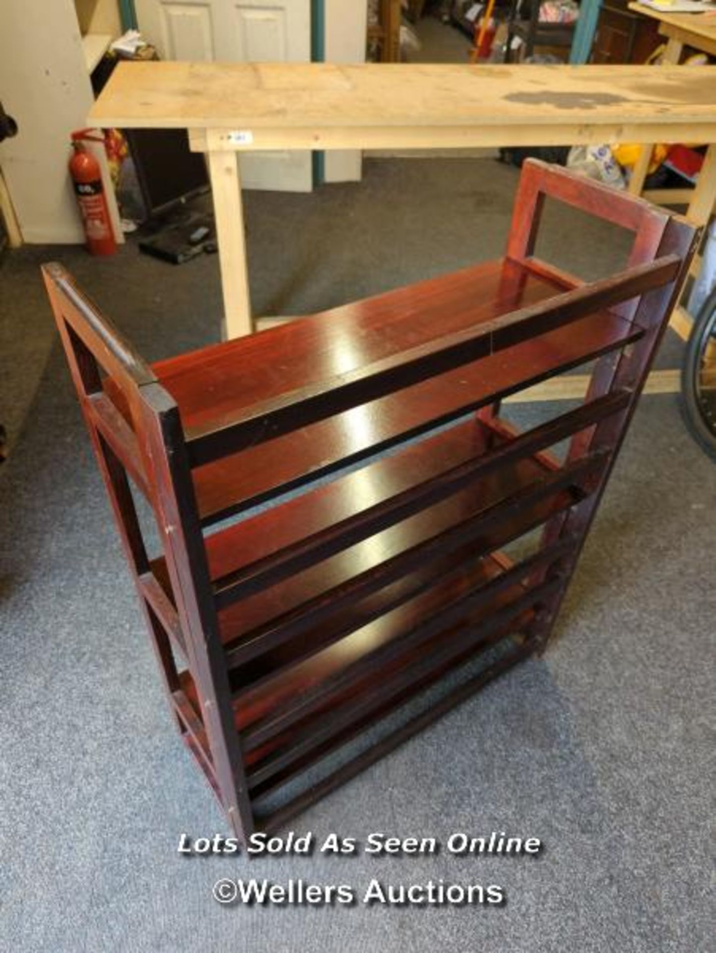 *MID 20TH CENTURY FOLDING MAHOGANY FOLDING BOOK SHELF - Image 4 of 7