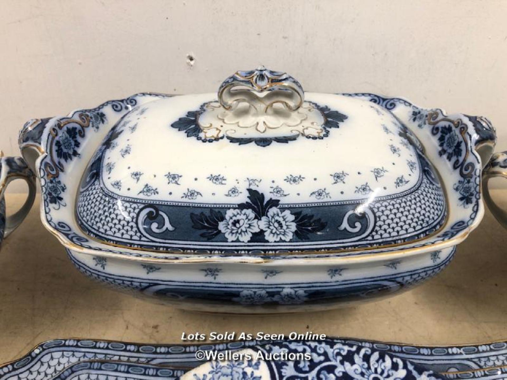 LARGE BLUE AND WHITE DINNER SERVICE BY F & SONS LTD, WEIR, BURSLEM, ENGLAND, APPROX. FIFTY FIVE - Bild 5 aus 9