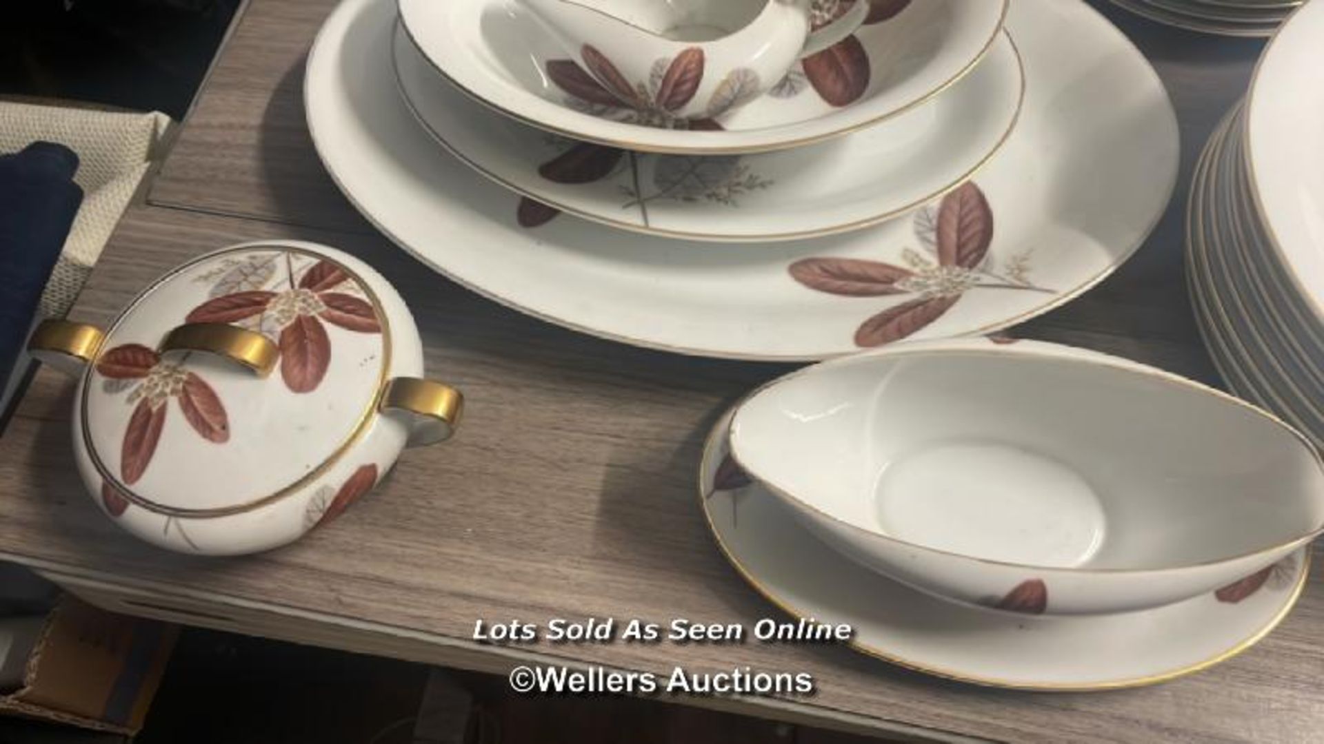 A PART NORITAKE CHINA TABLE SERVICE INCLUDING PLATES, SERVING DISHES & CUPS (62) - Image 11 of 12
