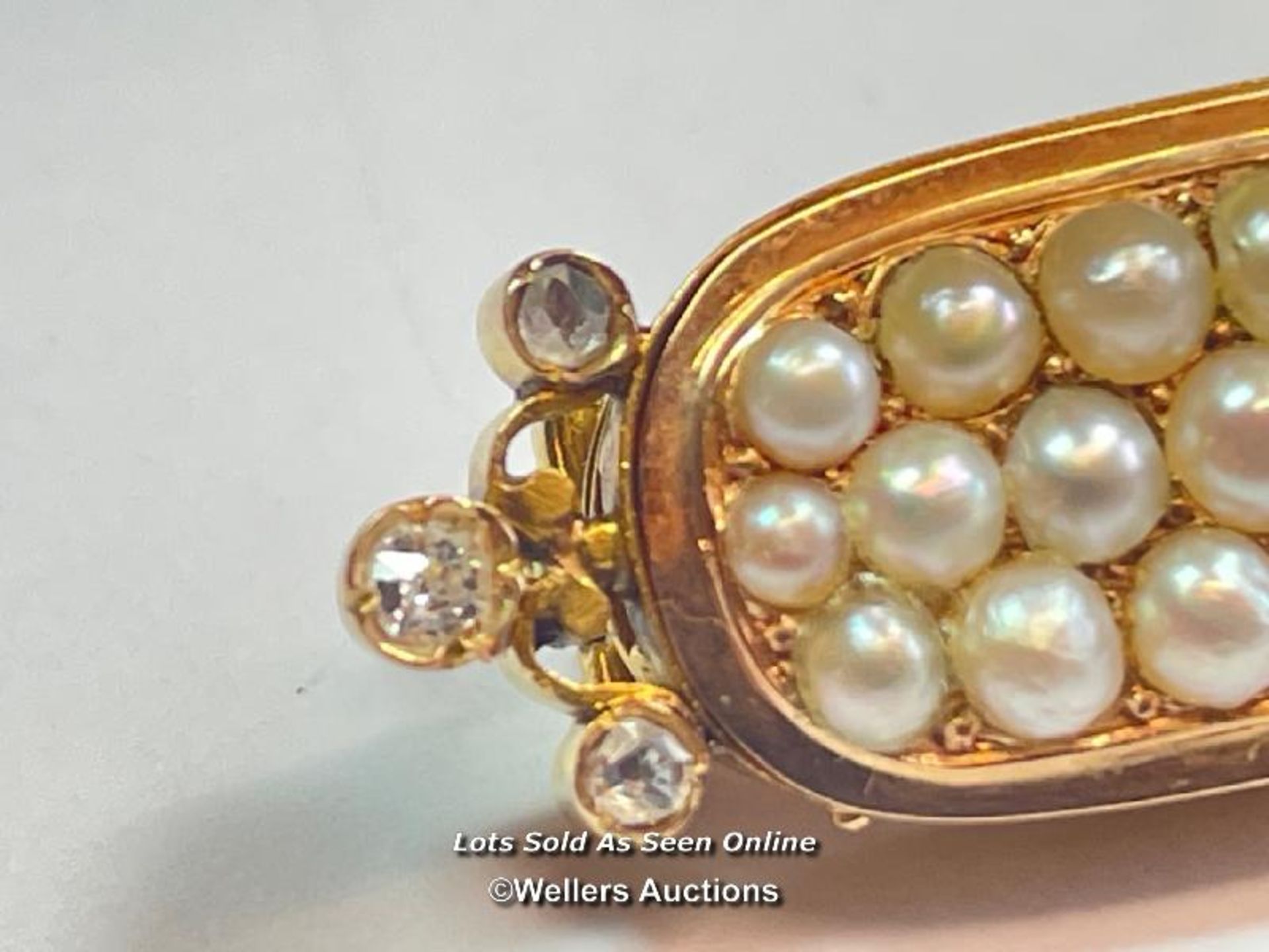 STOCK PIN / BROOCH IN YELLOW METAL WITH THREE ROWS OF SPLIT PEARLS AND ROSE CUT DIAMOND - Image 3 of 5