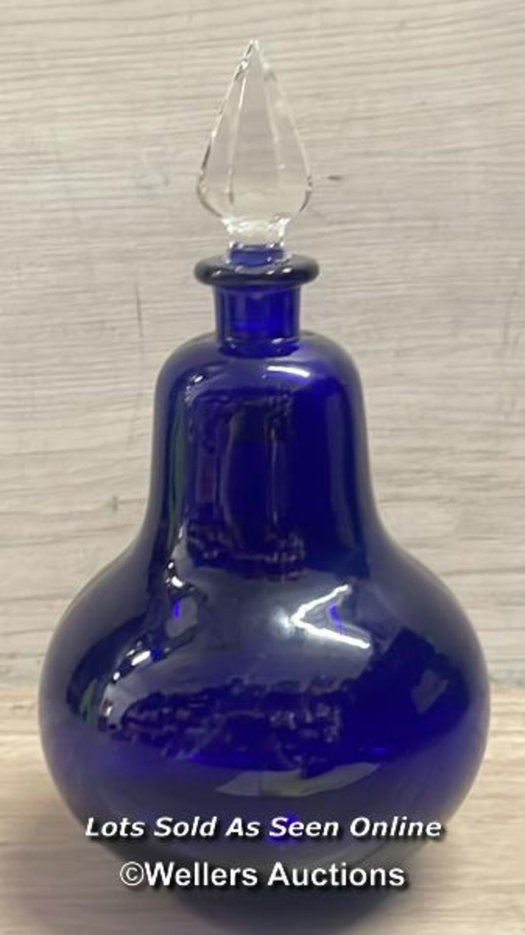 A RARE ROYAL PHARMACEUTICAL SOCIETY APOTHECARY BOTTLE, C1960'S, IN BLUE GLASS WITH GOLD LEAF LABEL - Image 6 of 6