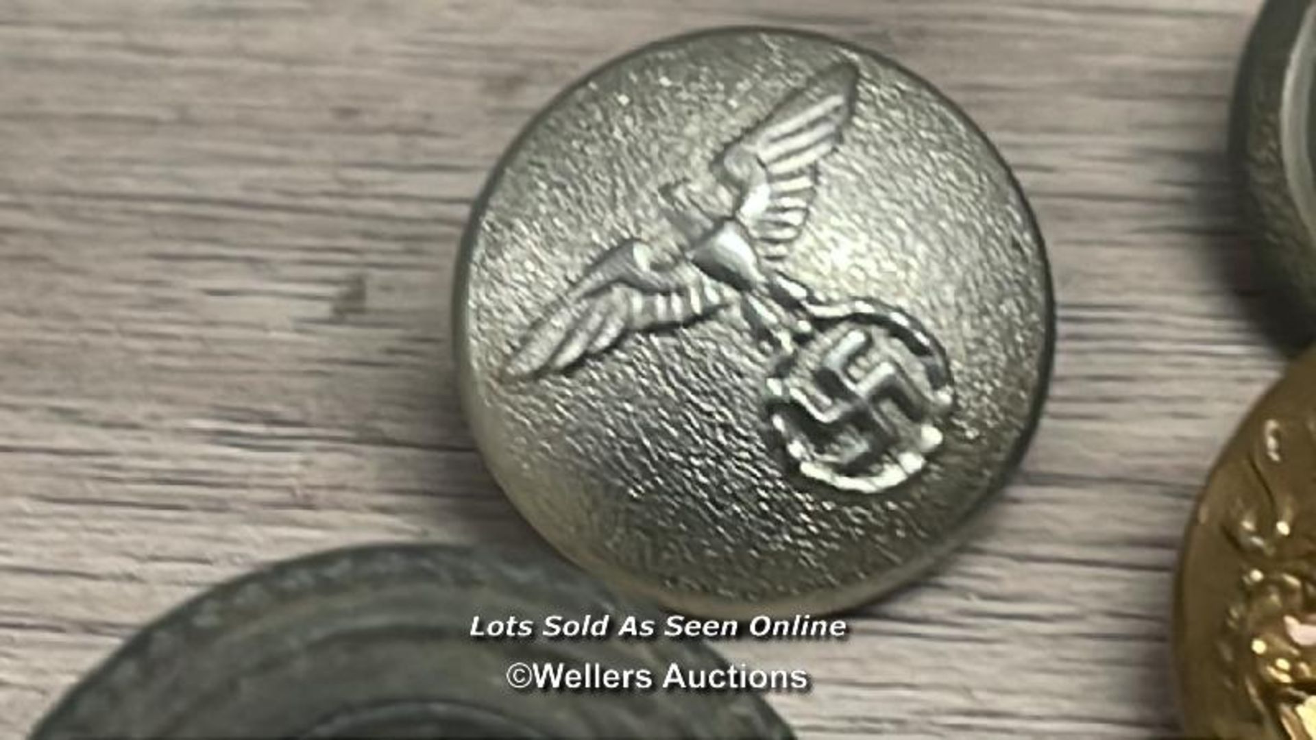 COLLECTION OF MILITARY BADGES INCLUDING ONE WWII GERMAN BUTTON - Image 8 of 9