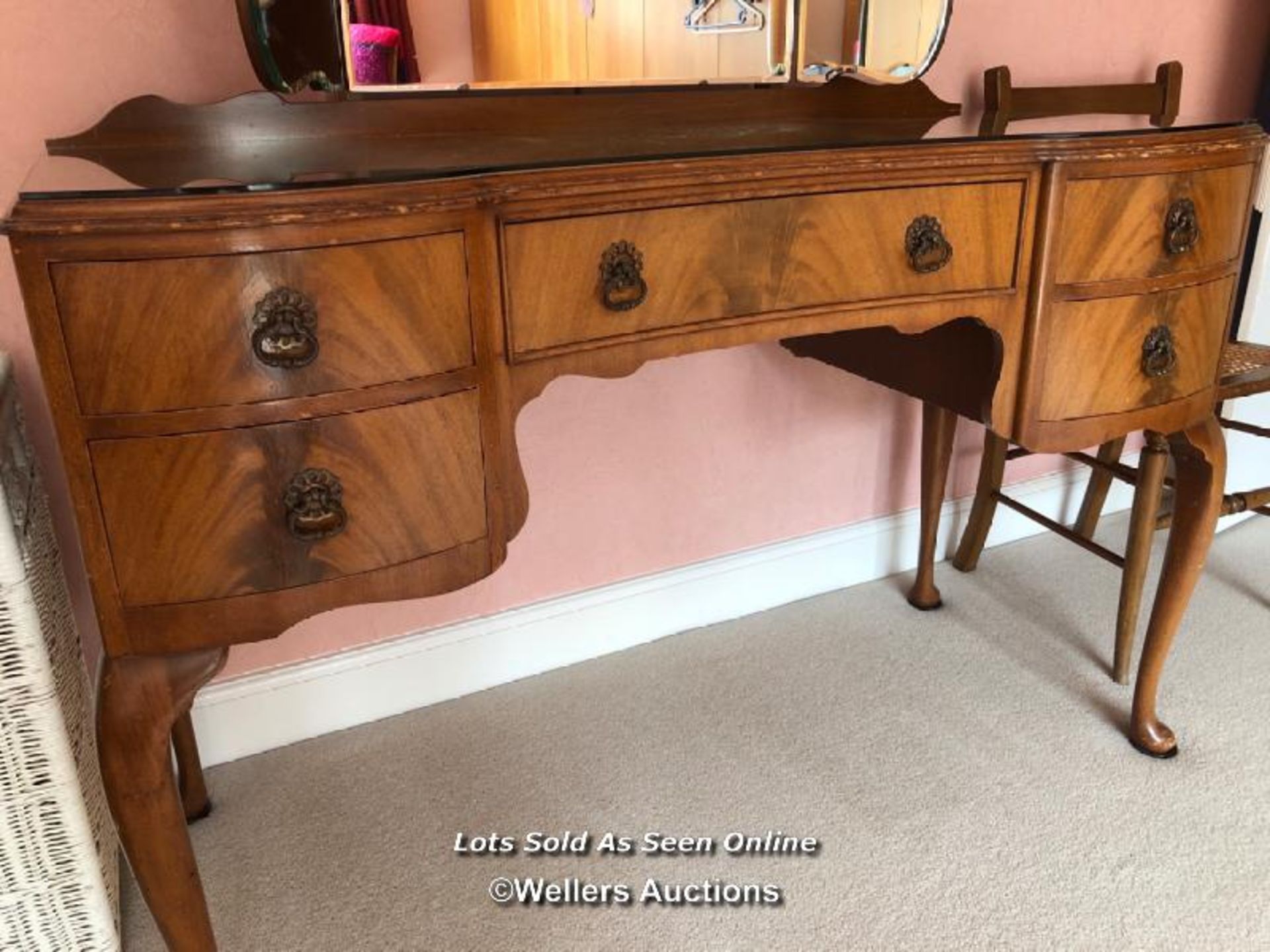 ANTIQUE FIVE DRAWER DRESSING TABLE WITH GLASS TOP AND FOLDING MIRROR, 117 X 78 X 50CM, MADE BY THE - Image 4 of 4