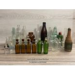 ASSORTED VINATGE GLASSWARE INCLUDING APOCATHARY BOTTLES, DRINKS BOTTLES AND JARS