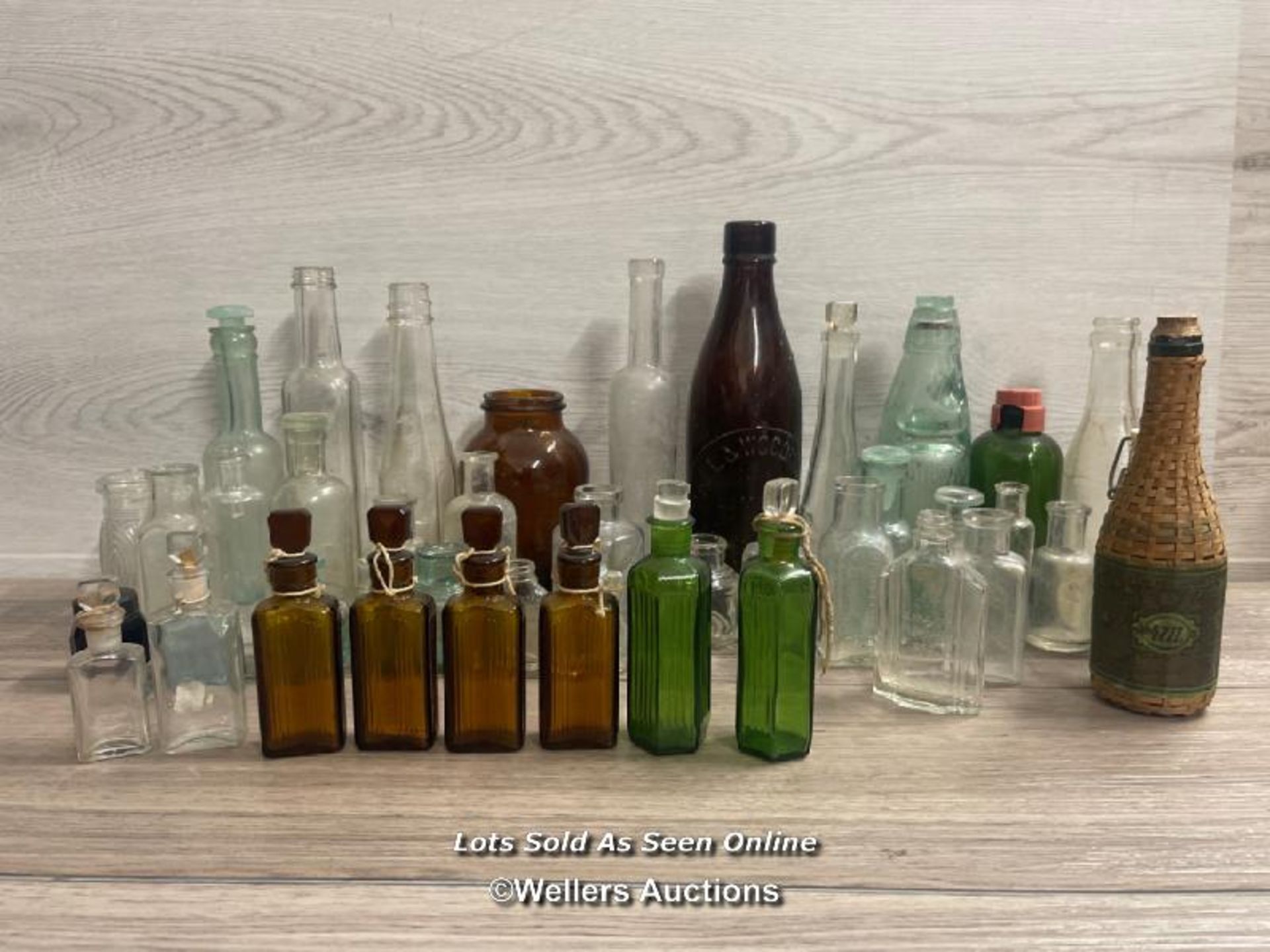 ASSORTED VINATGE GLASSWARE INCLUDING APOCATHARY BOTTLES, DRINKS BOTTLES AND JARS