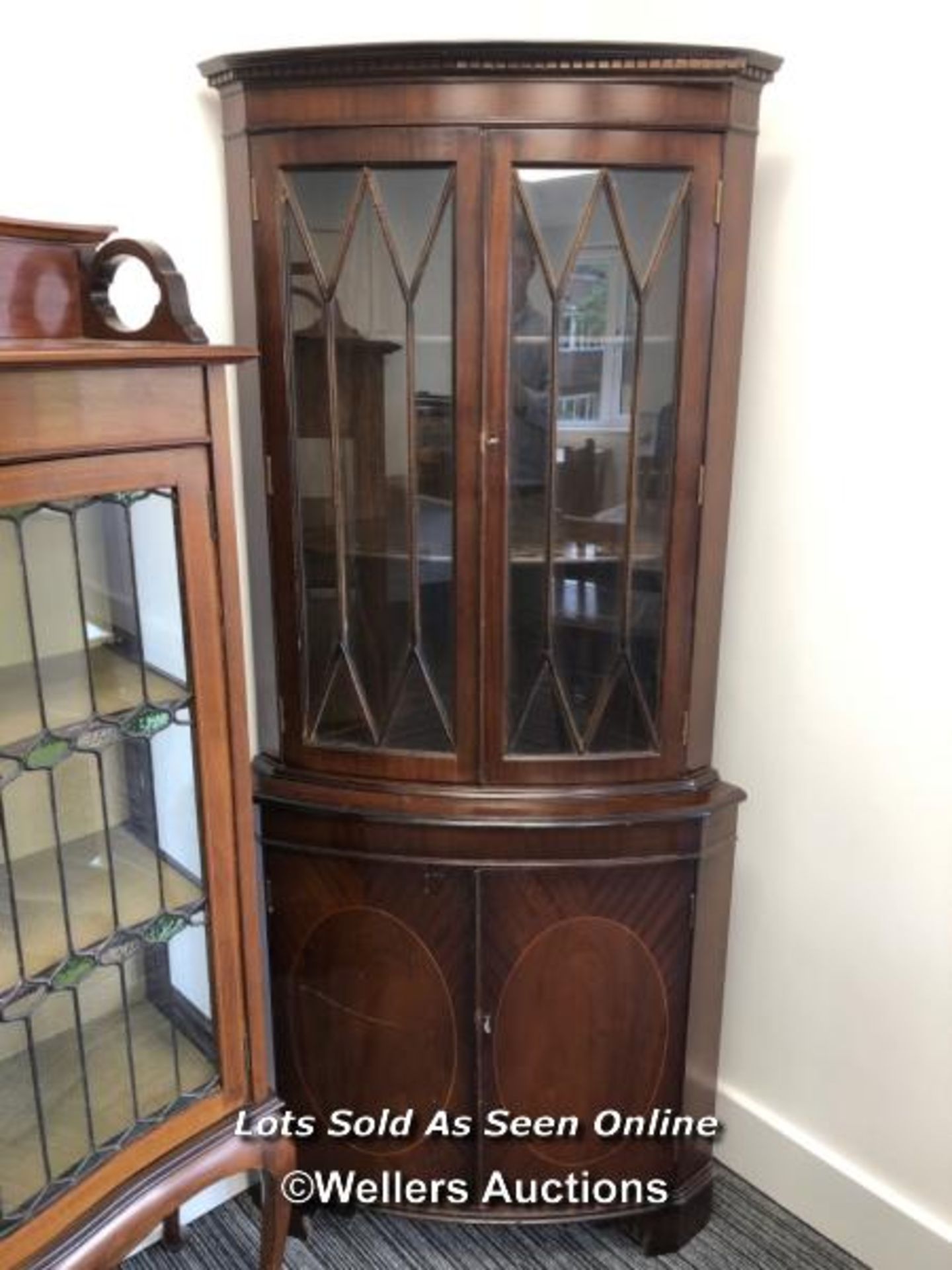 MAHOGANY CORNER DRINKS CUPBOARD, THREE INTERNAL SHELVES WITH ONE STORAGE SPACE UNDERNEATH