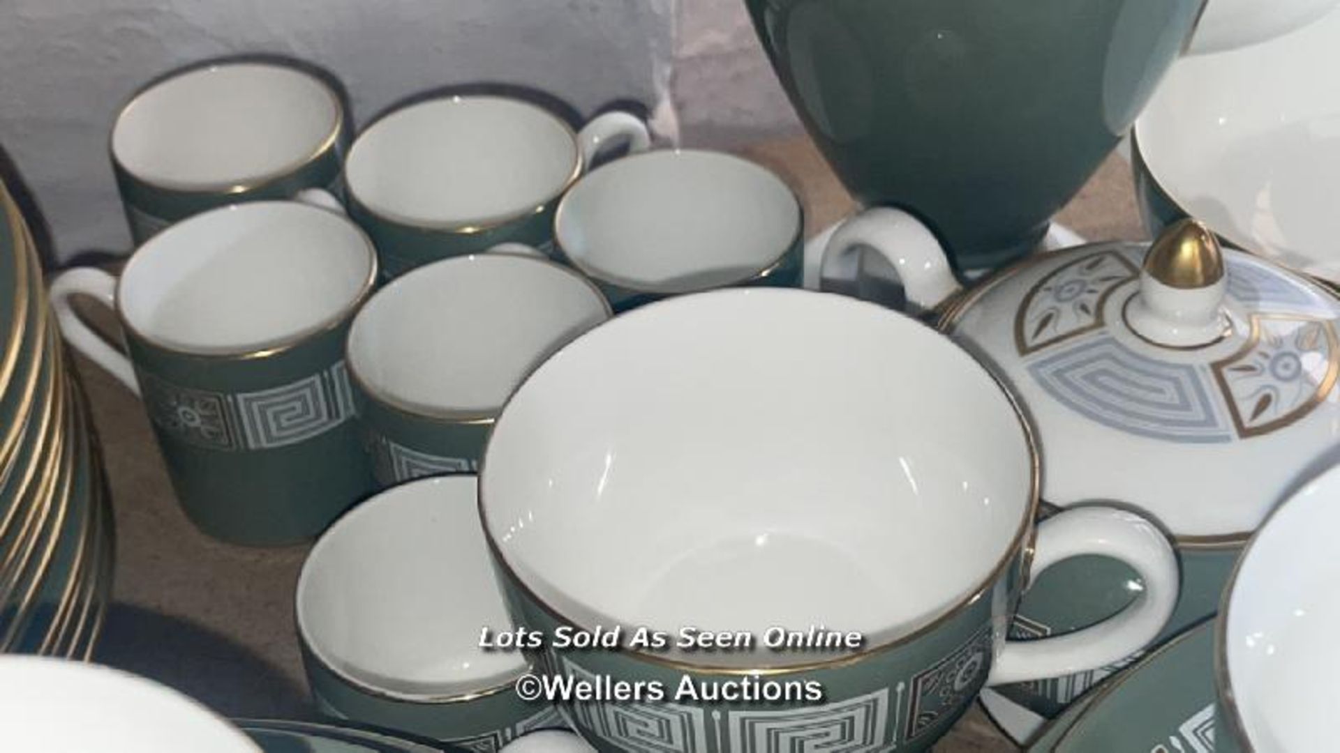 PART WEDGEWOOD "ASIA" GREEN & WHTE DINNER SERVICE INCLUDING, CUPS, SAUCERS, PLATES, SOUP BOWLS AND - Image 7 of 8