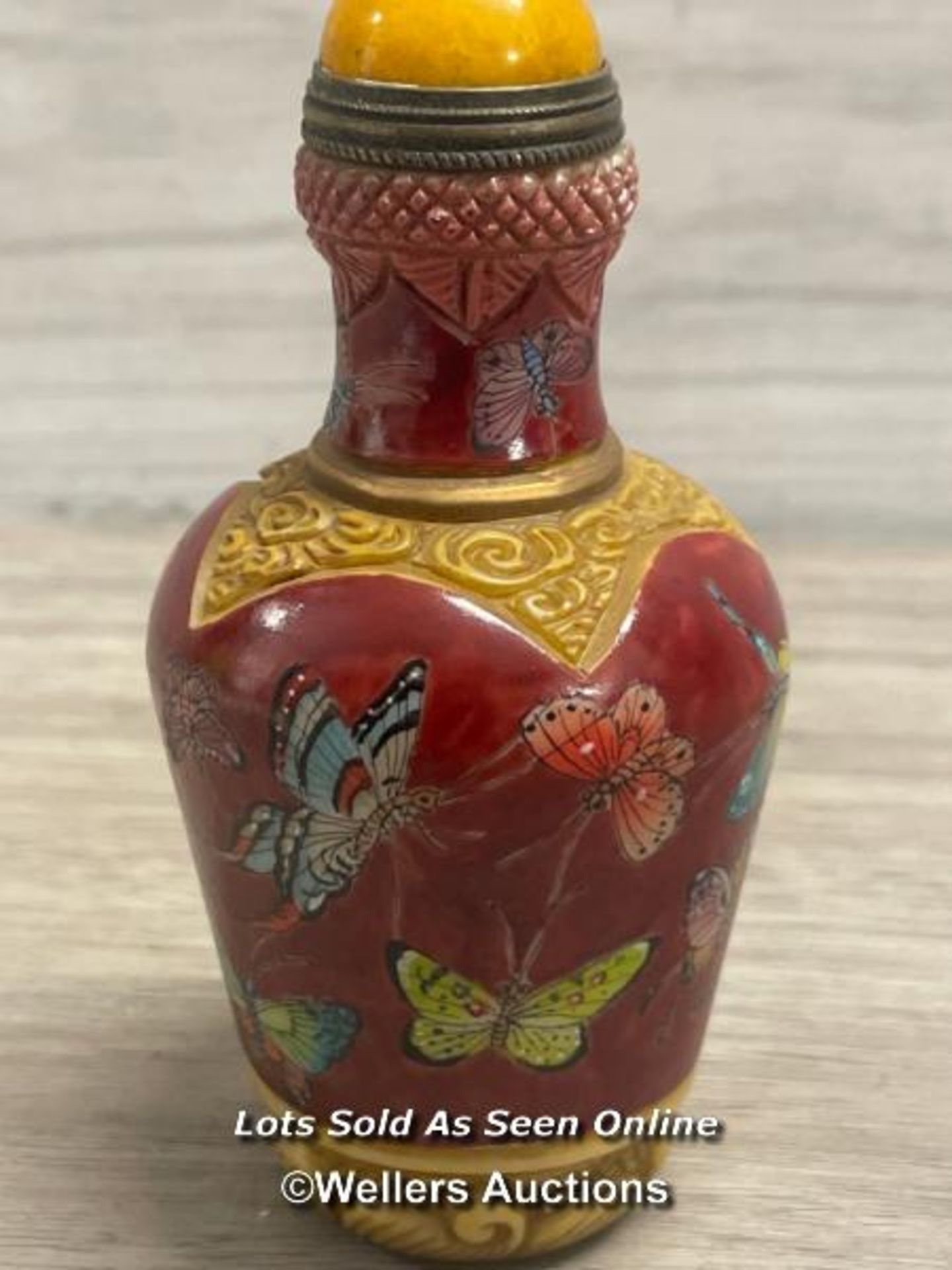 CHINESE SNUFF BOTTLE DECORATED WITH BUTTERFLIES, 9.5CM HIGH - Image 3 of 5