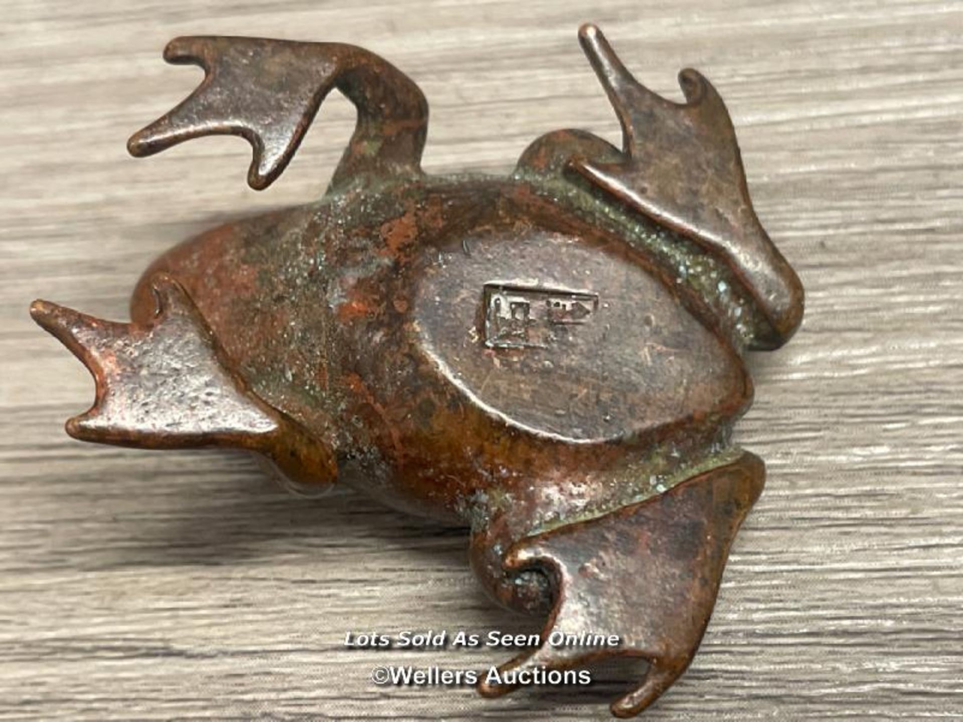 CHINESE BRONZE TOAD, IMPRESSED MARKS TO THE BASE, 2CM HIGH - Bild 2 aus 2