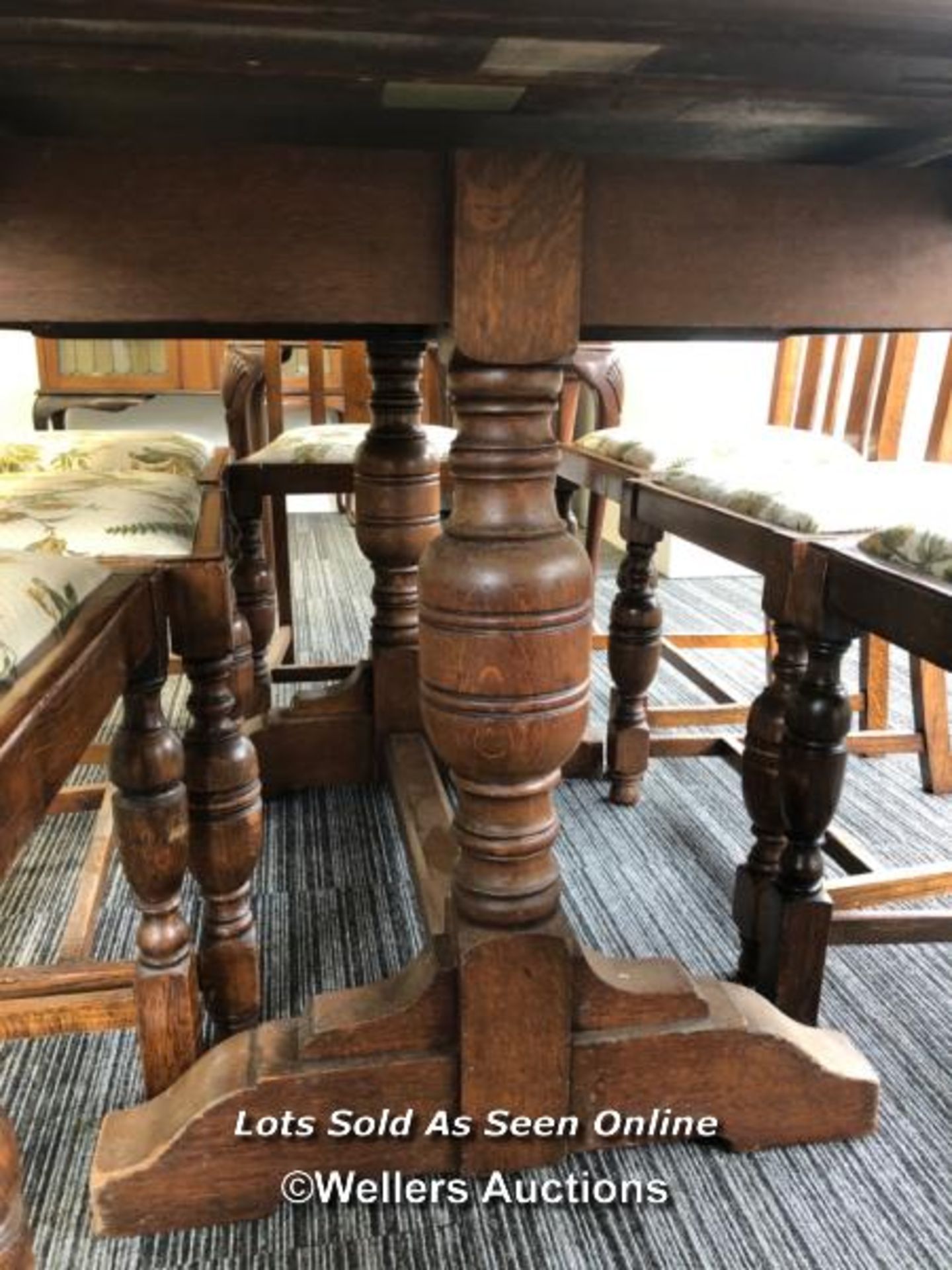 OAK EXTENDING DINING TABLE WITH EIGHT CHAIRS / COLLECTION LOCATION: GODALMING (GU6) - Image 4 of 5