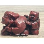 NETSUKE IN THE FORM OF A MOTHER & CHILD, 3CM HIGH