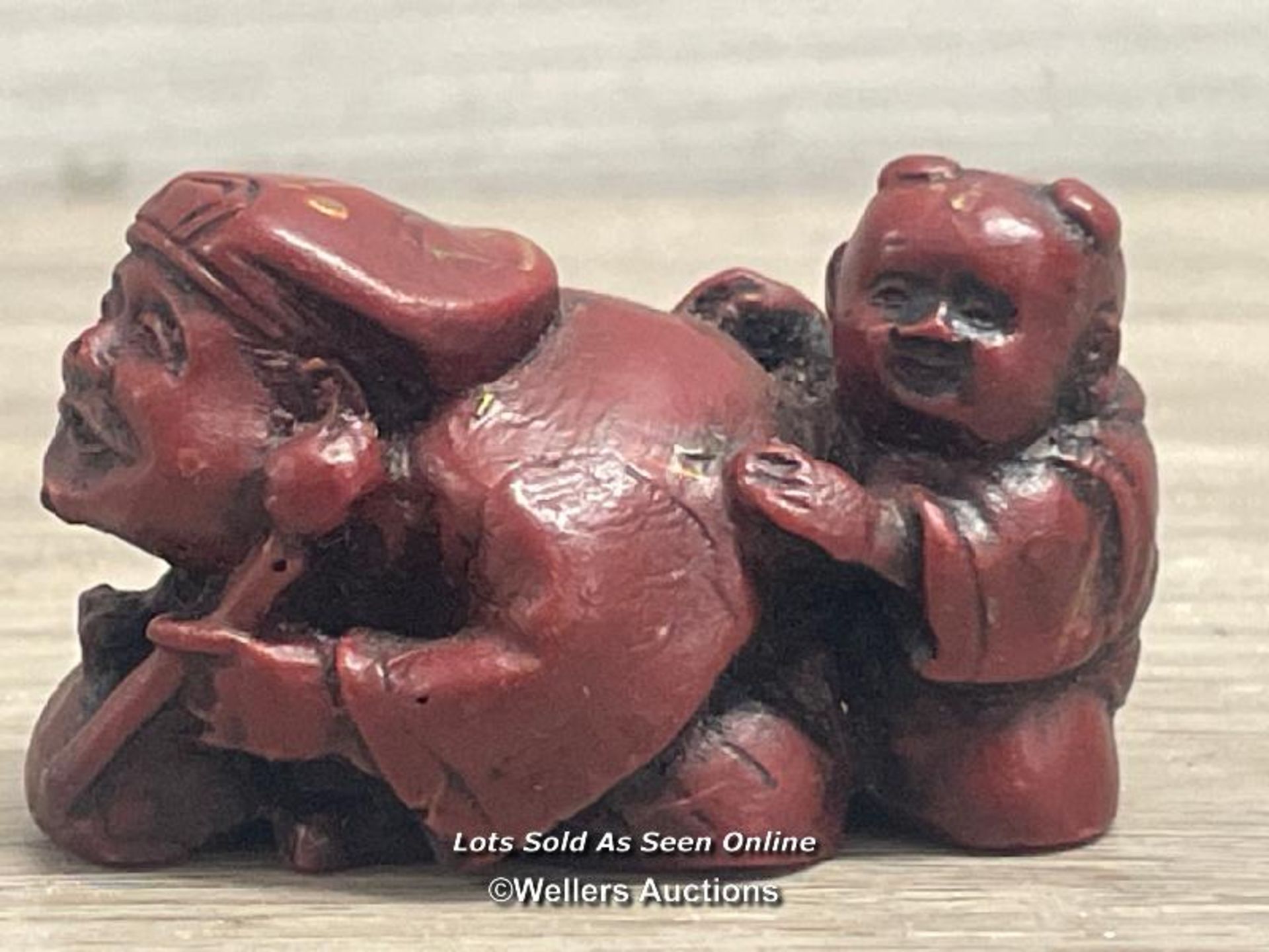 NETSUKE IN THE FORM OF A MOTHER & CHILD, 3CM HIGH