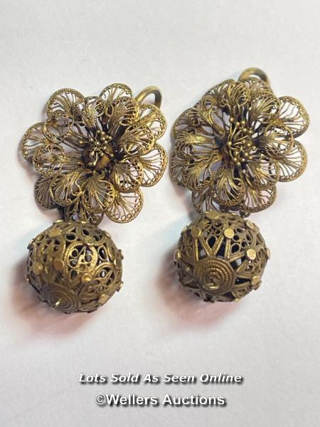 FILIGREE DROP EARINGS WITH HOOK MOUNTING IN YELLOW METAL - Image 2 of 3