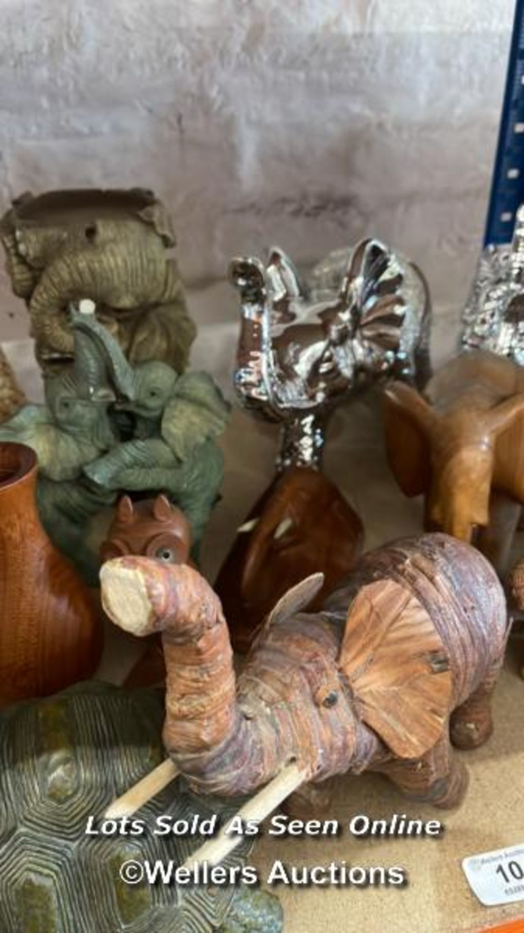 ASSORTED BRIC-A-BRAC INCLUDING COLLECTABLE ELEPHANTS AND WOODEN ANIMALS - Image 3 of 4