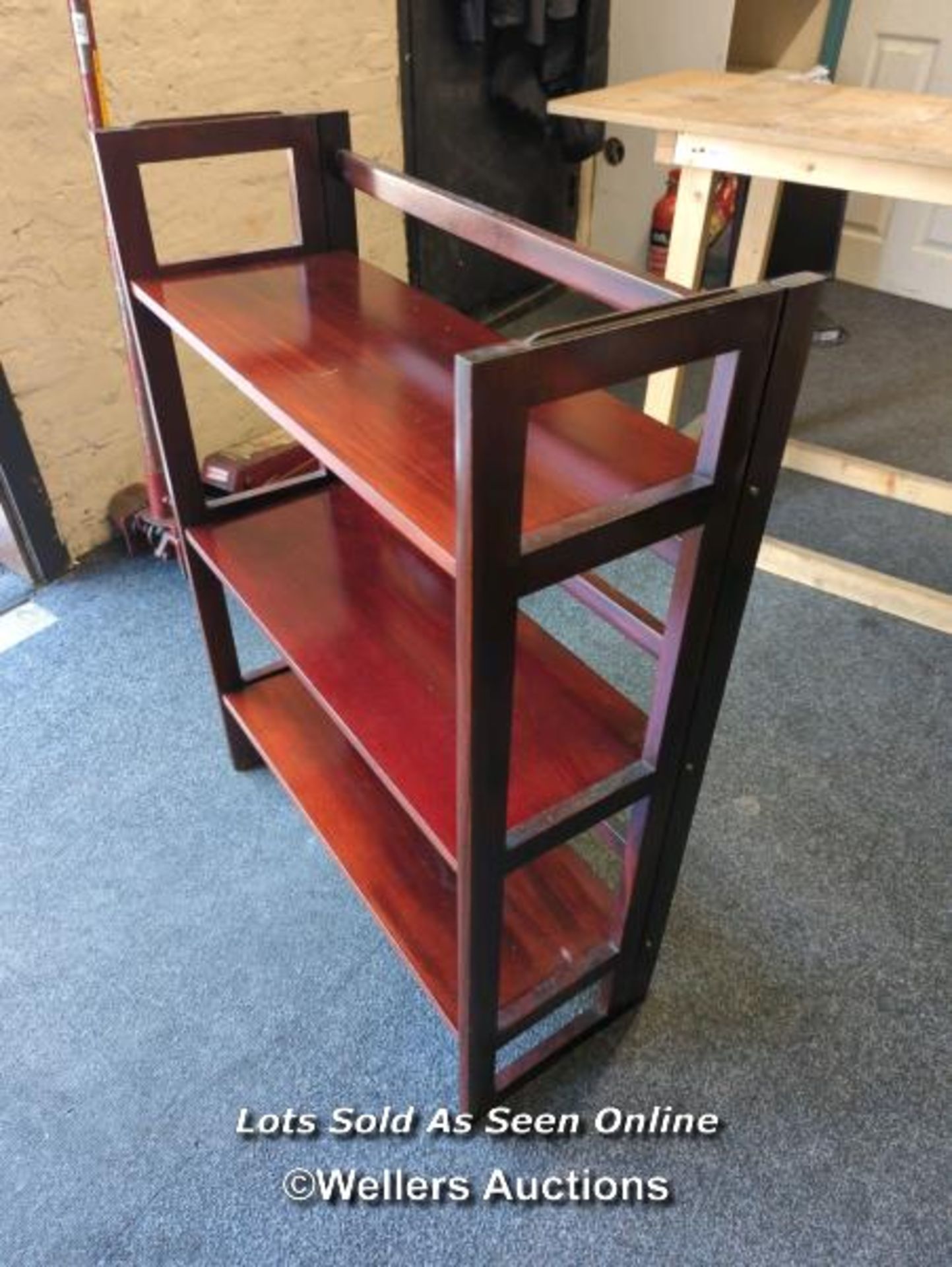 *MID 20TH CENTURY FOLDING MAHOGANY FOLDING BOOK SHELF - Image 3 of 7