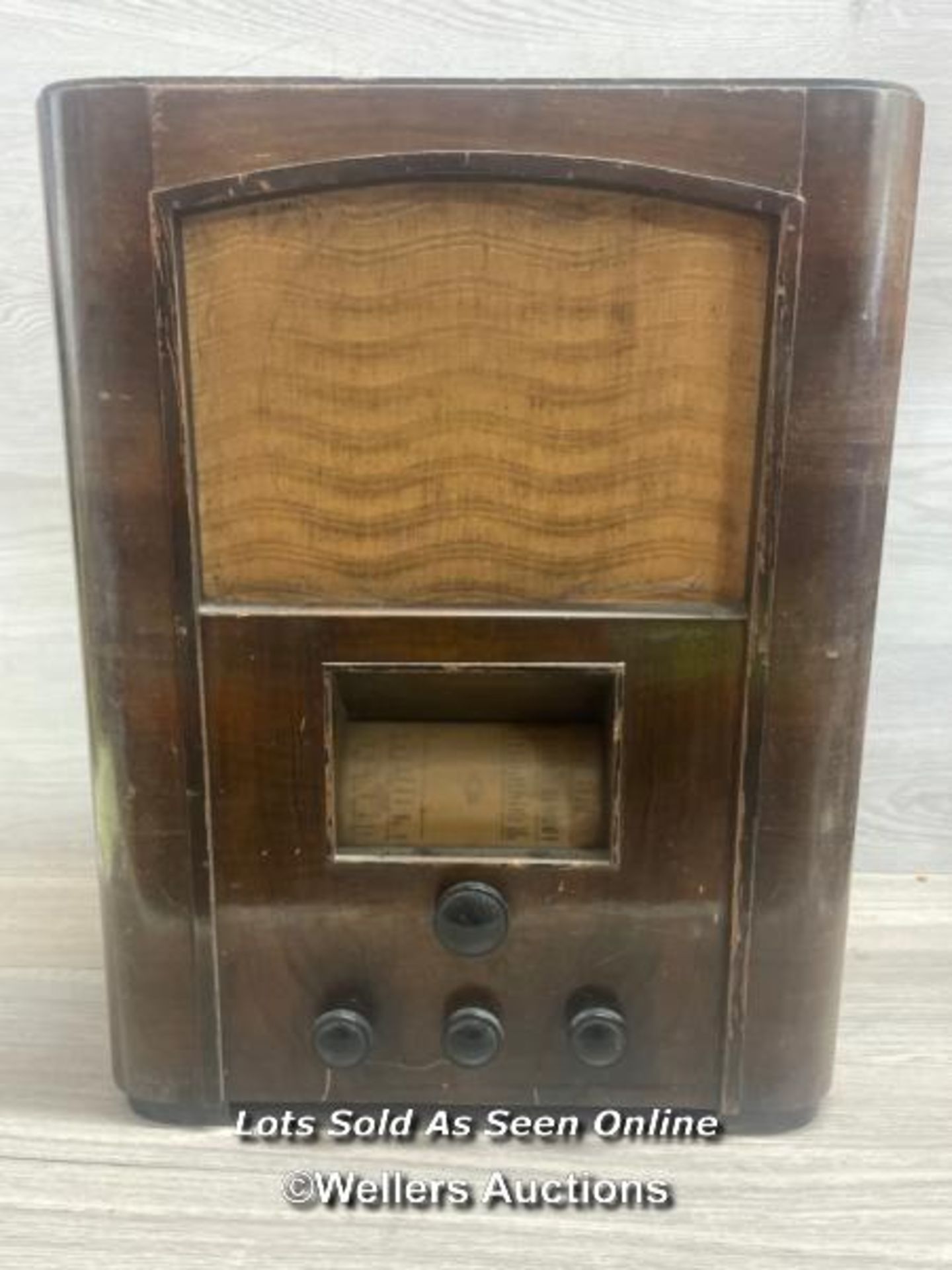 VINTAGE BUSH RADIO, 41 X 52 X 26CM