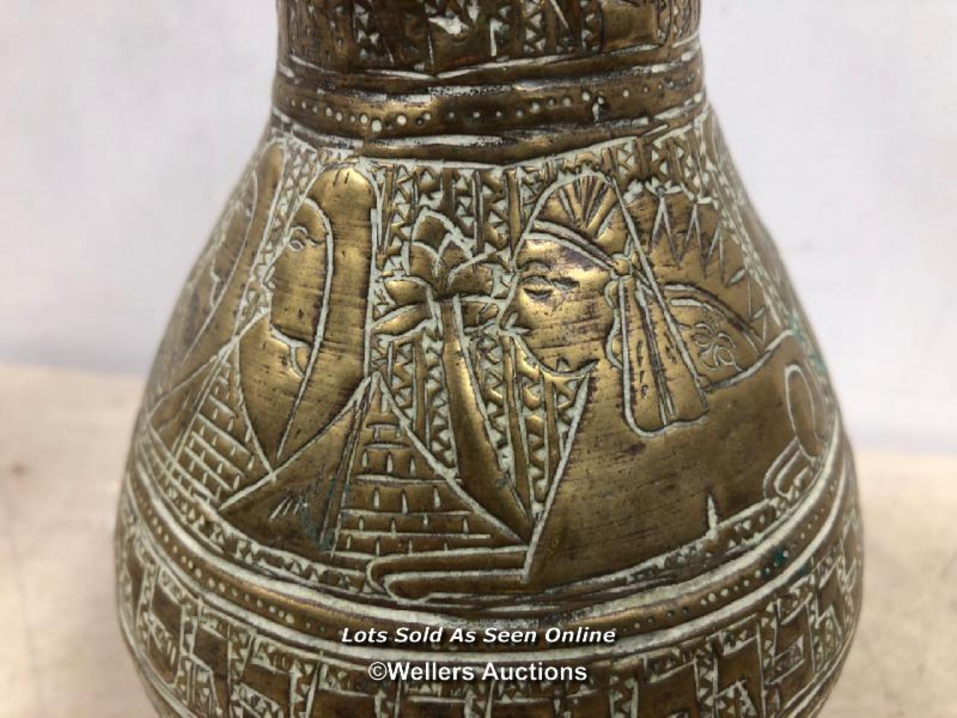 EGYPTIAN STYLE BRASS VASE, 19CM (H) - Image 4 of 5
