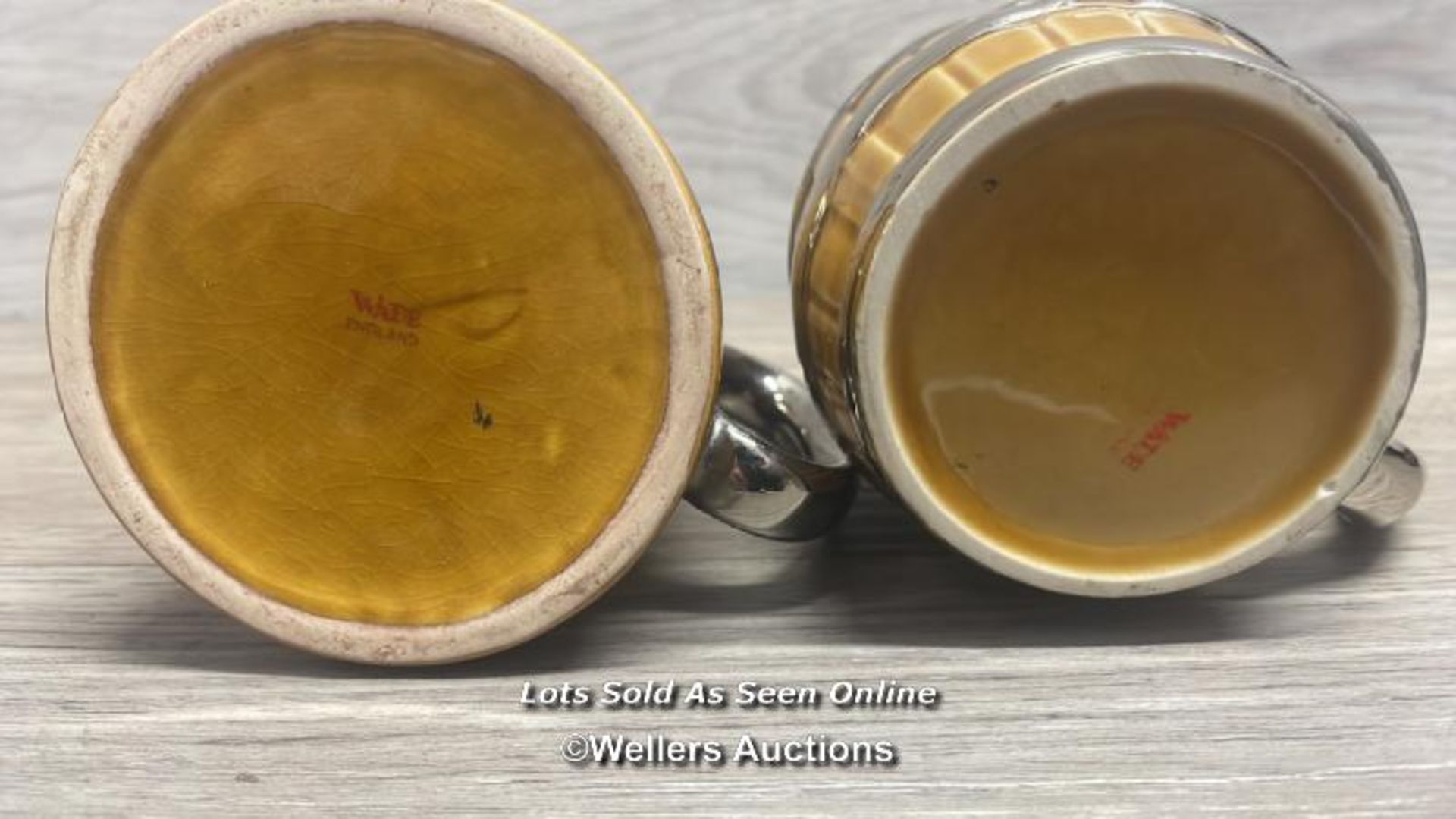 TWO WADE BARREL TANKARDS WITH SILVERED DECORATION, BOTH IN GOOD CONDITION, C1960 - Bild 2 aus 2