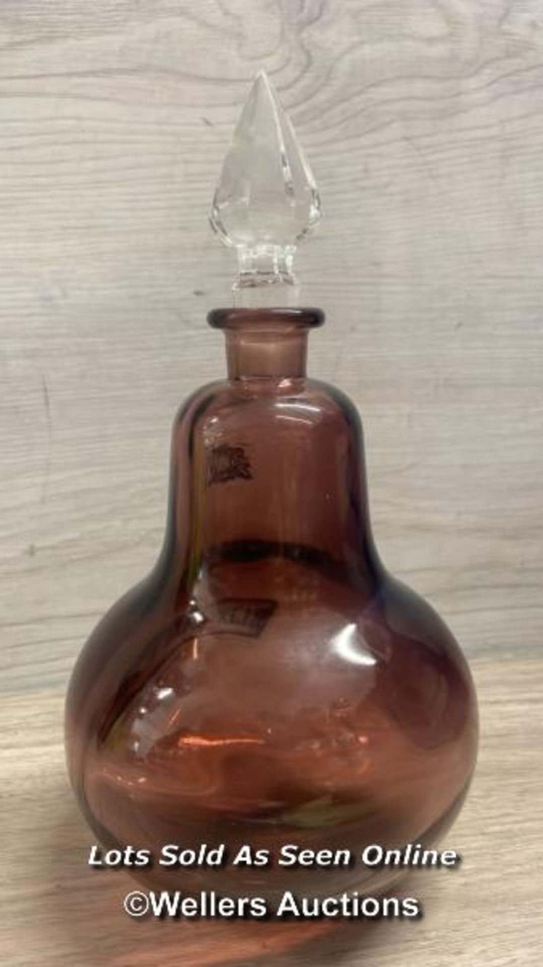 A RARE ROYAL PHARMACEUTICAL SOCIETY APOTHECARY BOTTLE, C1960'S, IN DARK MAUVE GLASS WITH GOLD LEAF - Image 6 of 6