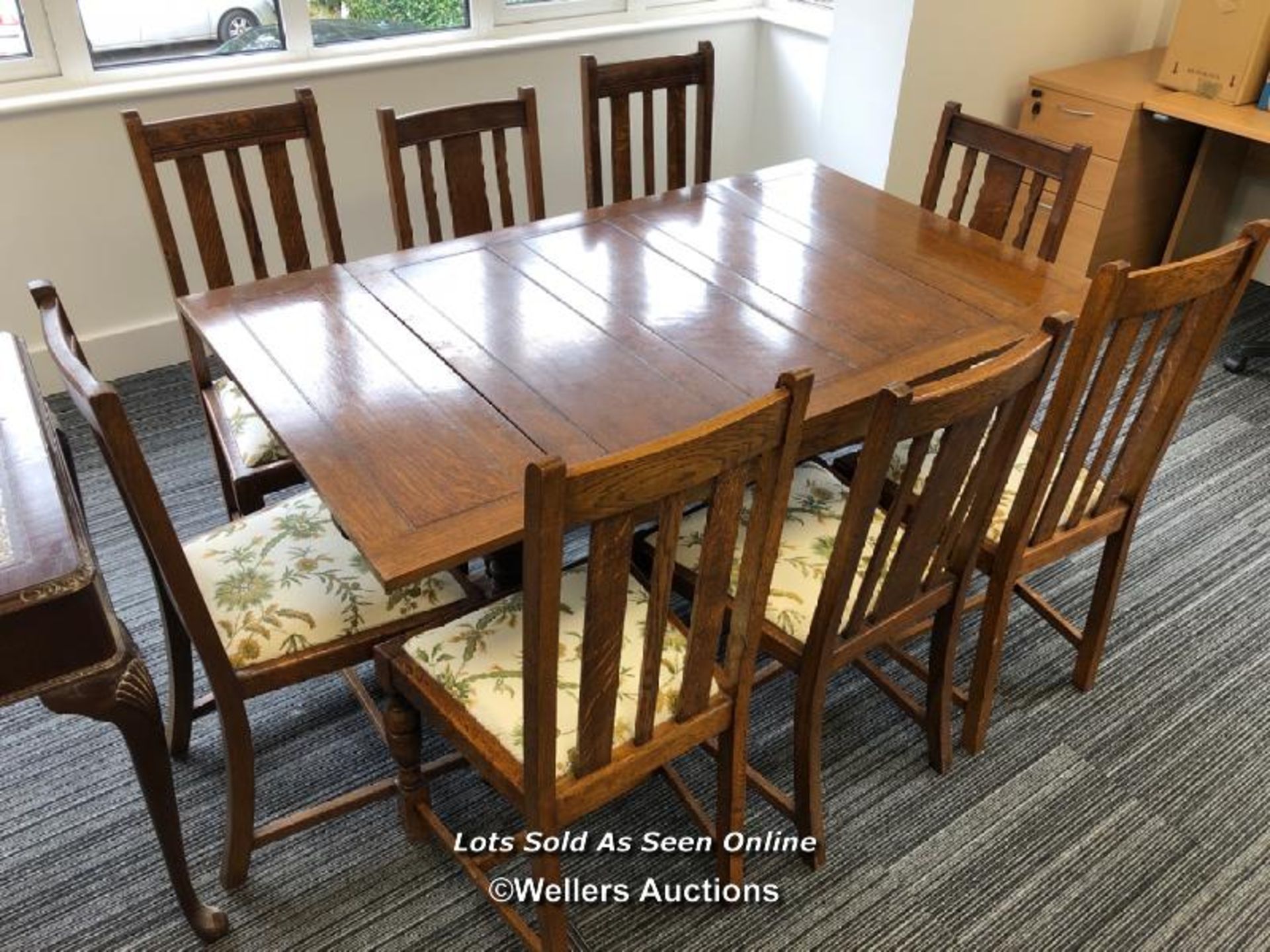 OAK EXTENDING DINING TABLE WITH EIGHT CHAIRS / COLLECTION LOCATION: GODALMING (GU6)
