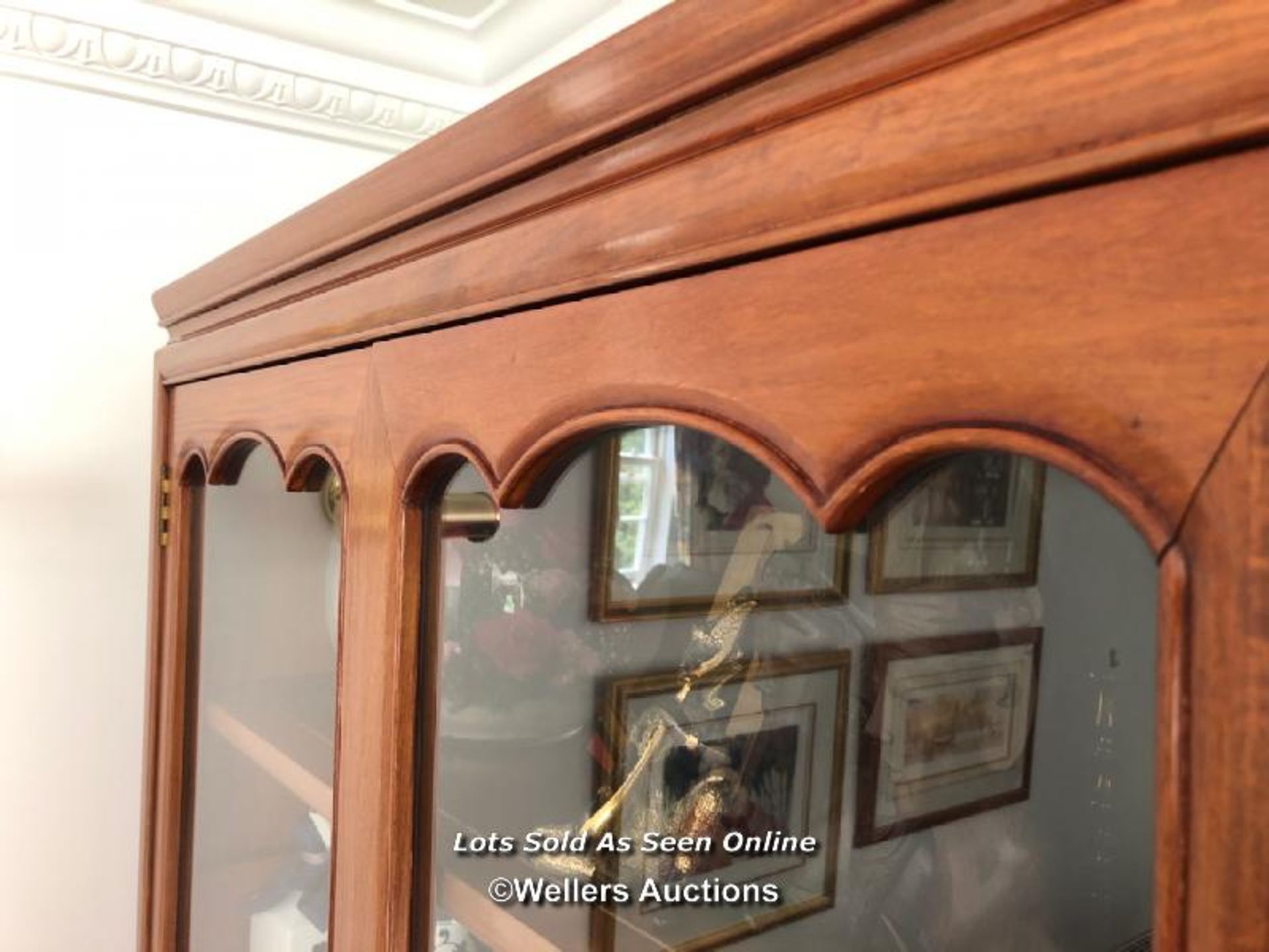 LARGE DISPLAY CABINET WITH GLASS DOORS, 91 X 196.5 X 35CM, CONTENTS NOT INCLUDED, COLLECTION FROM - Image 3 of 3