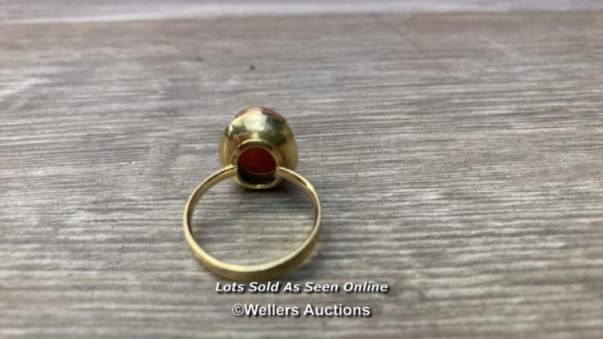 *ANTIQUE BEAUTIFUL CORAL CABOCHON RICH YELLOW GOLD RING SIZE N 3.9G - Image 5 of 5