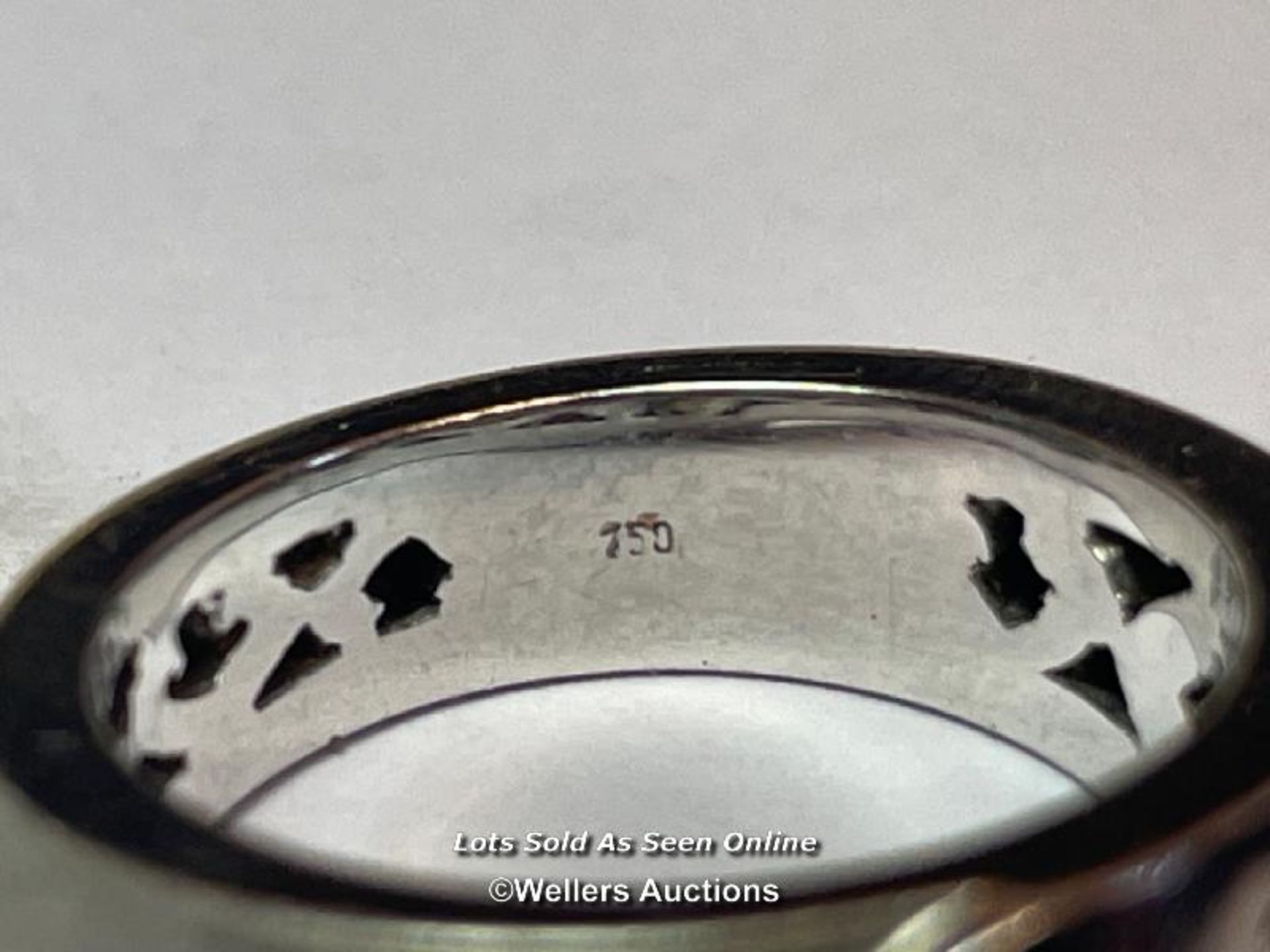 WHITE GOLD RING SET WITH NINE DIAMOND ACCENTS, PART POLISHED PART MATT FINISHED, STAMPED 750, RING - Bild 4 aus 7