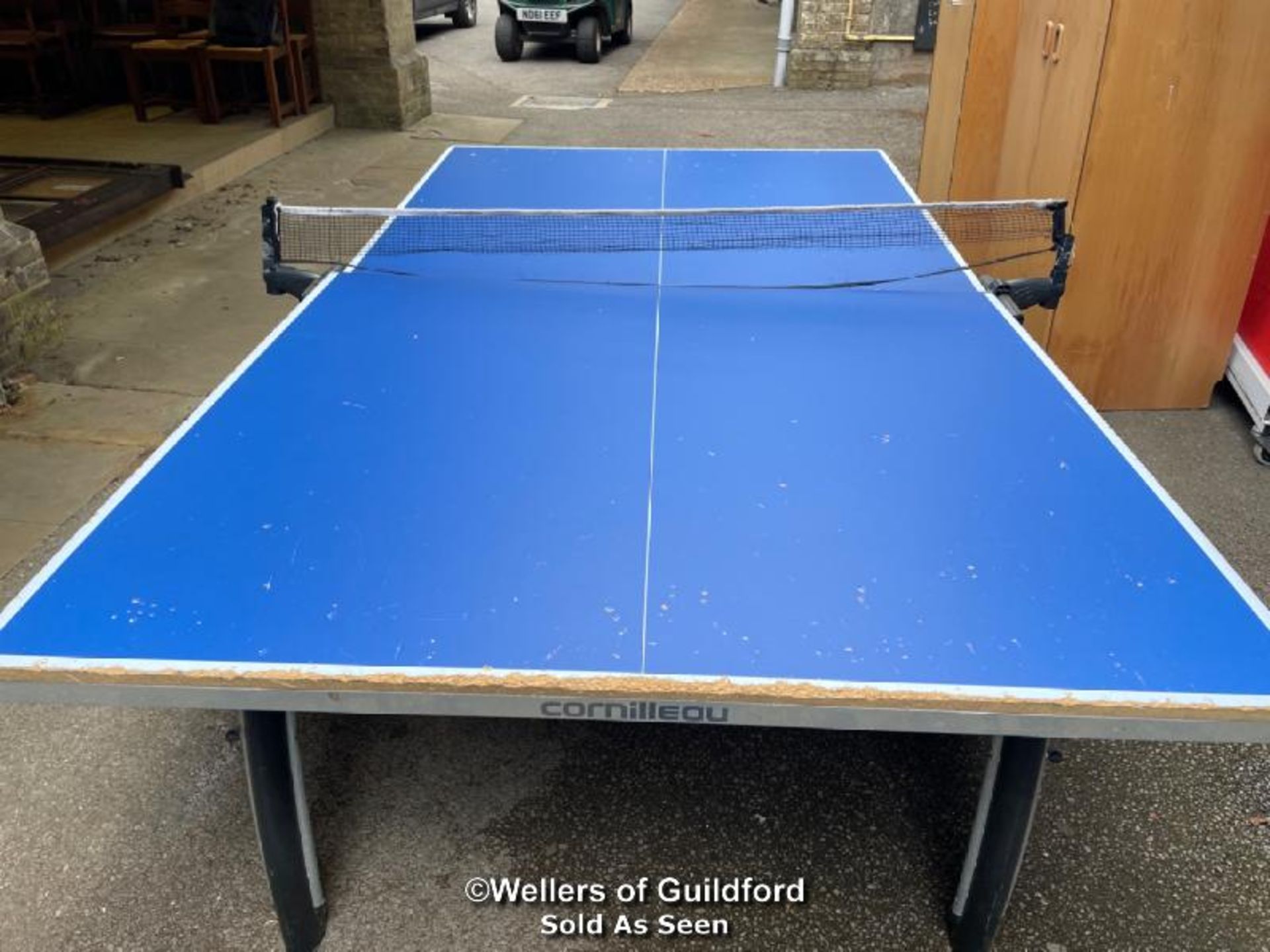 *CORNILLEAU FOLDING TABLE TENNIS TABLE WITH NET, NET NEEDS REPLACING ND NET FIXINGS NEED SORTING - - Image 3 of 6