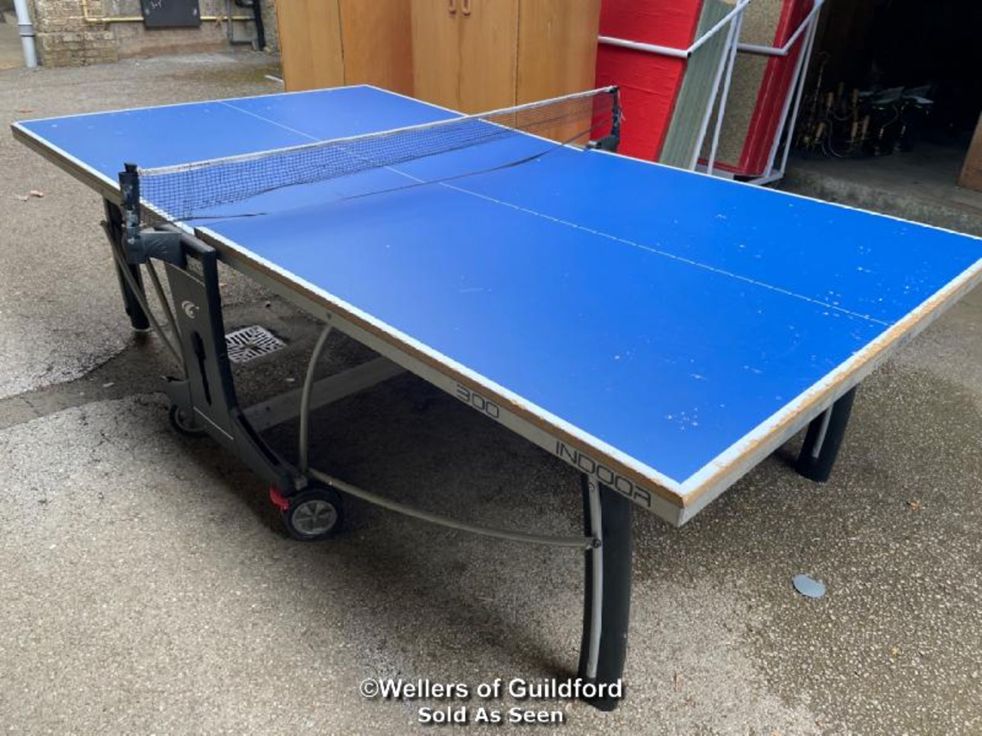 *CORNILLEAU FOLDING TABLE TENNIS TABLE WITH NET, NET NEEDS REPLACING ND NET FIXINGS NEED SORTING - - Image 4 of 6