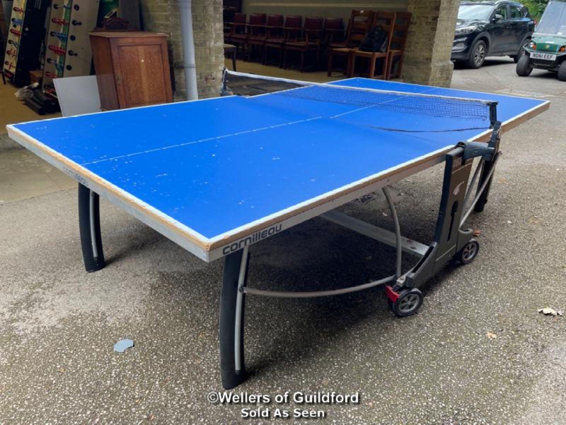 *CORNILLEAU FOLDING TABLE TENNIS TABLE WITH NET, NET NEEDS REPLACING ND NET FIXINGS NEED SORTING -