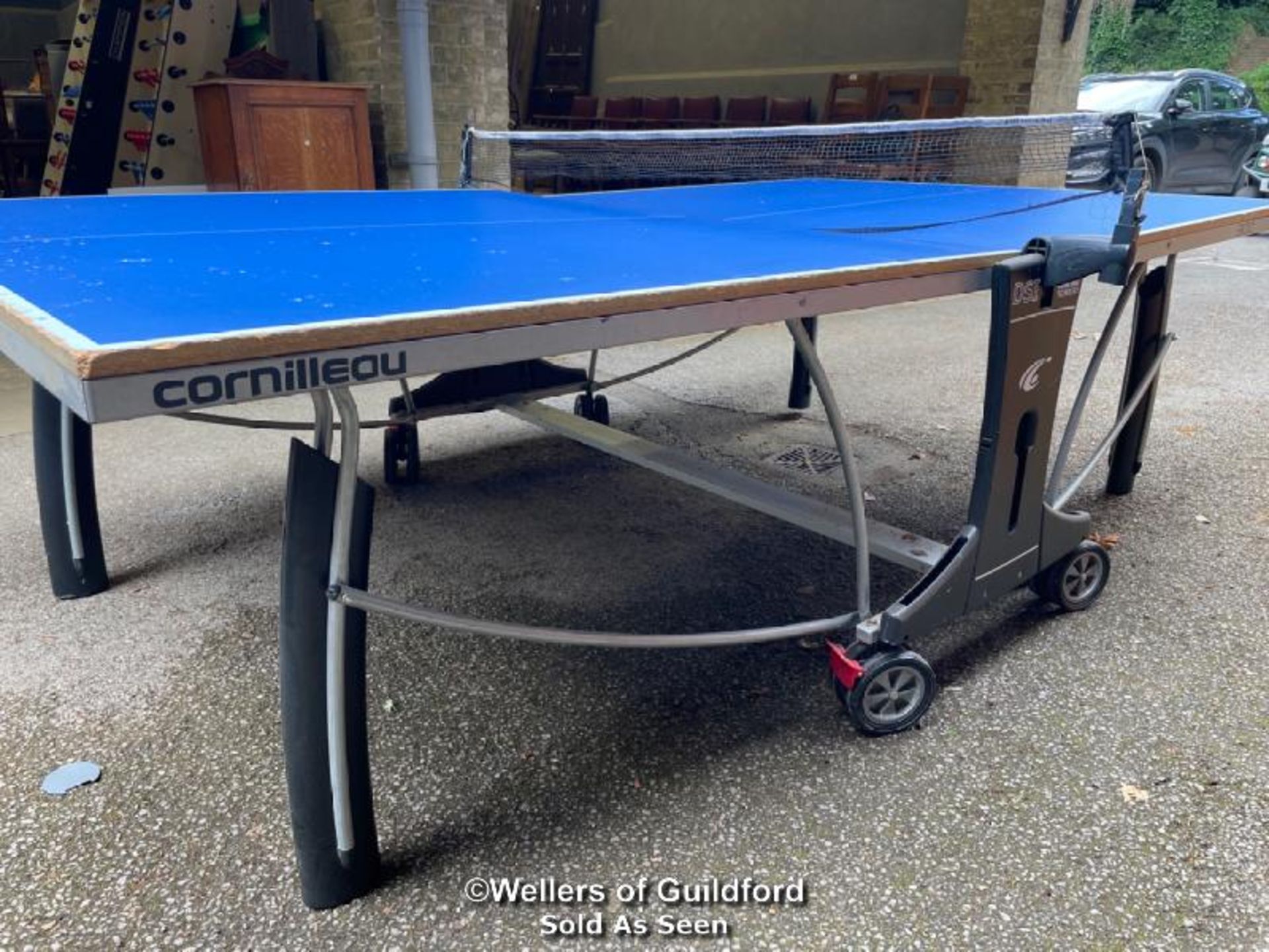 *CORNILLEAU FOLDING TABLE TENNIS TABLE WITH NET, NET NEEDS REPLACING ND NET FIXINGS NEED SORTING - - Image 2 of 6