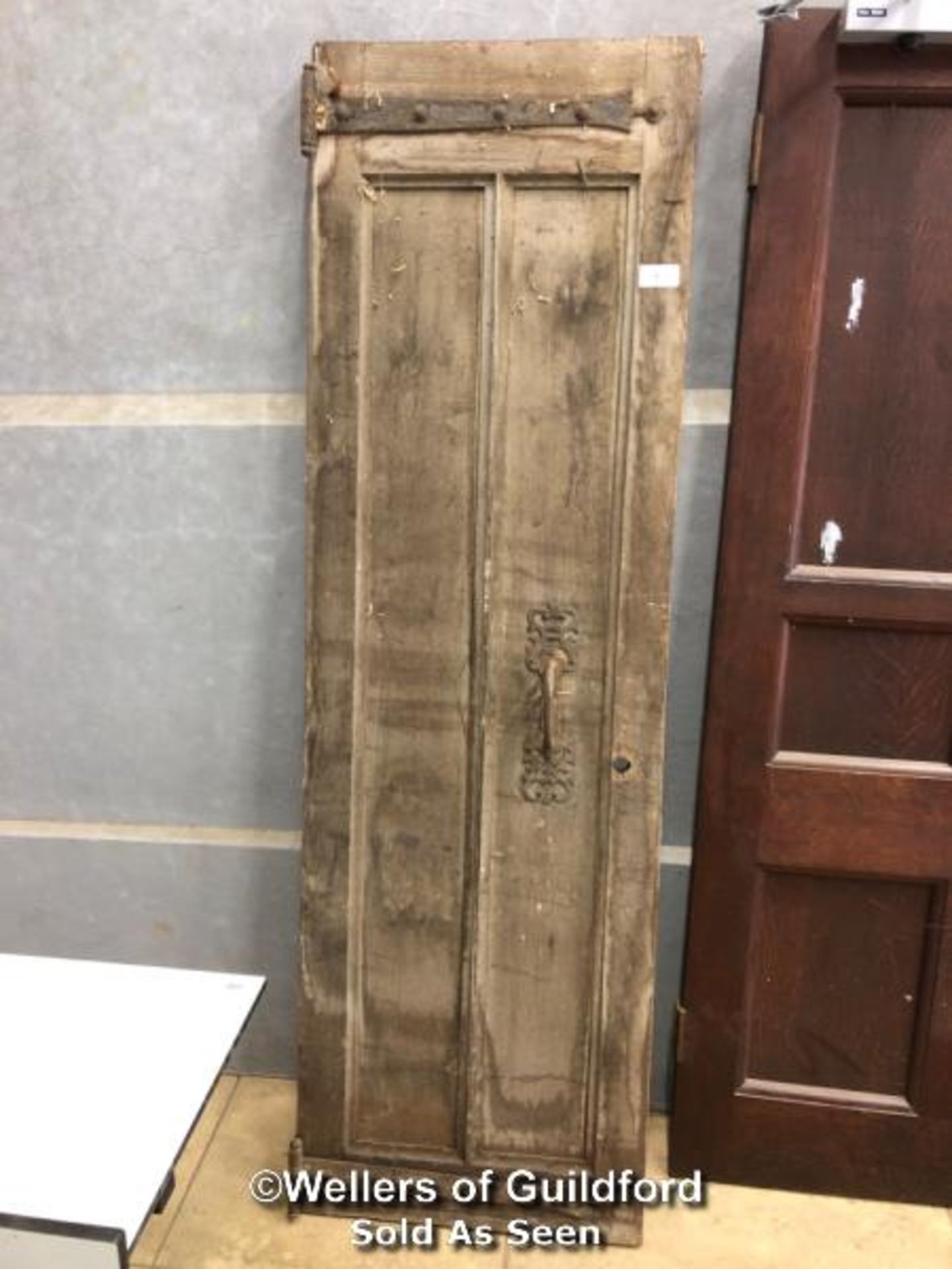 *OAK 2 PANNEL DOOR WITH LARGE GOTHIC HINGES AND HANDLE - 62.5CM W X 204.5CM H