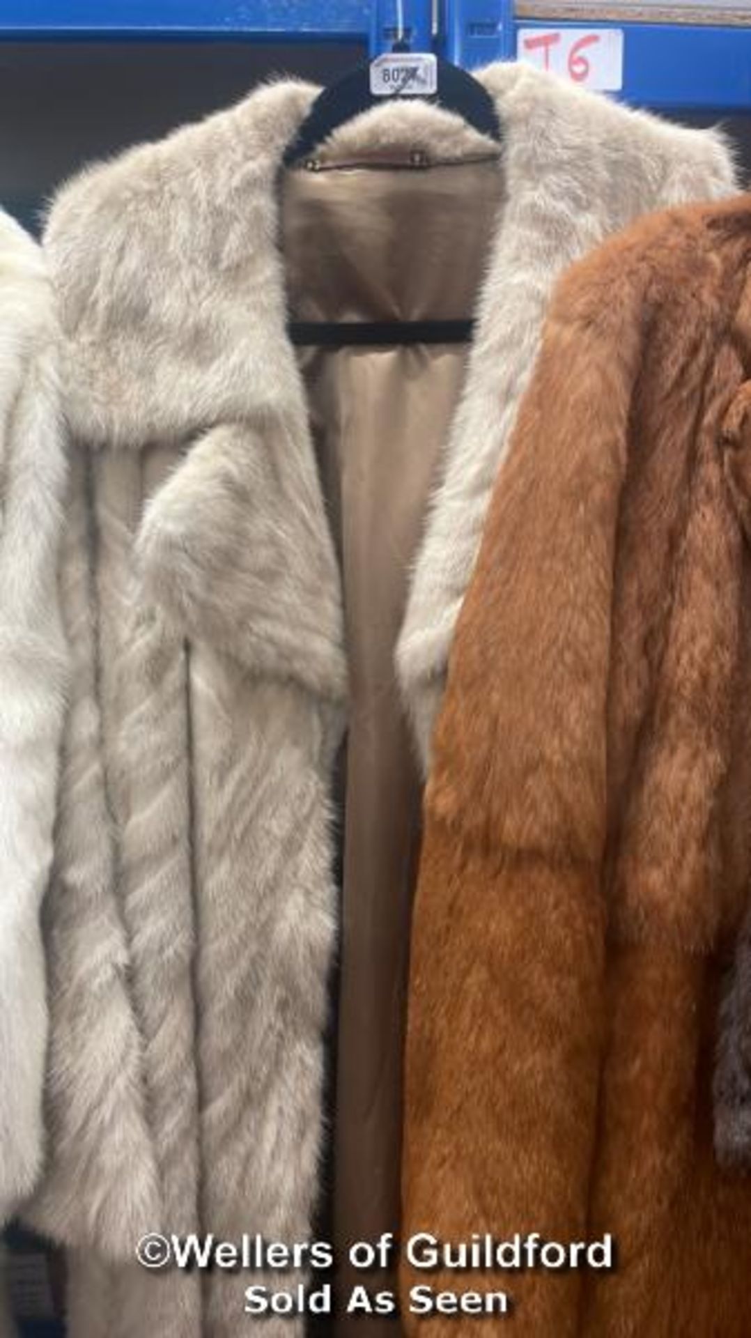 *ELEVEN ASSORTED VINTAGE FUR COATS - Bild 3 aus 12