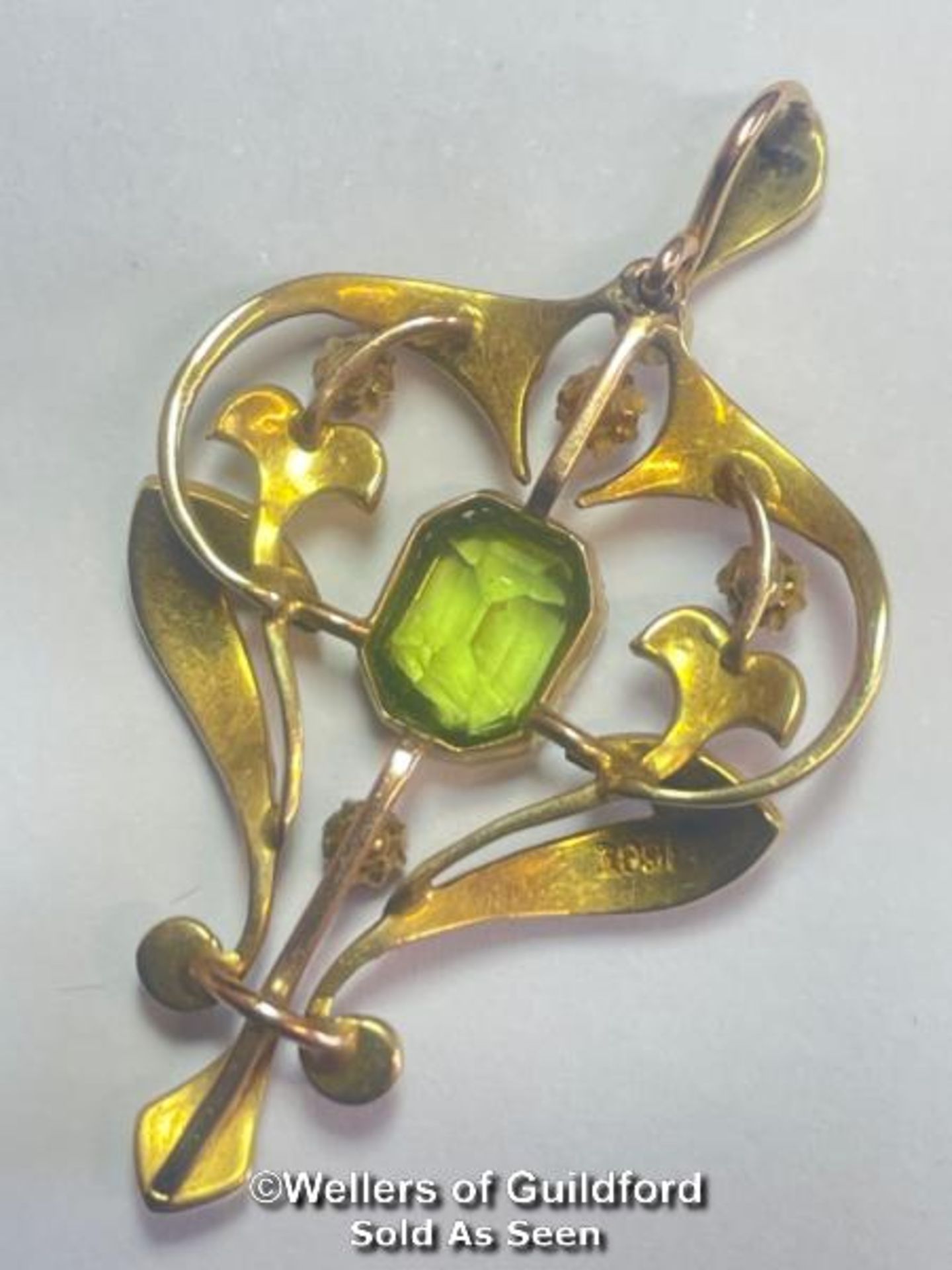 ART NOUVEAU PENDANT STAMPED 15CT SET WITH PERIDOT, RUBIES AND SPLIT SEED PEARLS. WEIGHT 3.9G, - Bild 3 aus 3