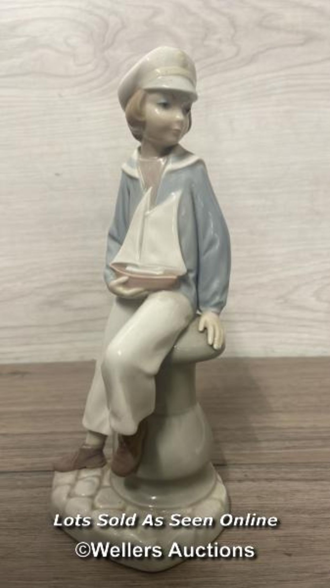 THREE LLADRO FIGURINES TO INCLUDE "BOY WITH YACHT" NO.4810, "GIRL WITH STRAW HAT" NO.5006 AND RABBIT - Bild 2 aus 13