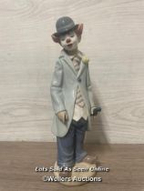 A RETIRED LLADRO FIGURE " CLOWN WITH VIOLIN " NO.5.472, 22CM HIGH, OVERALL GOOD CONDITION, BOXED