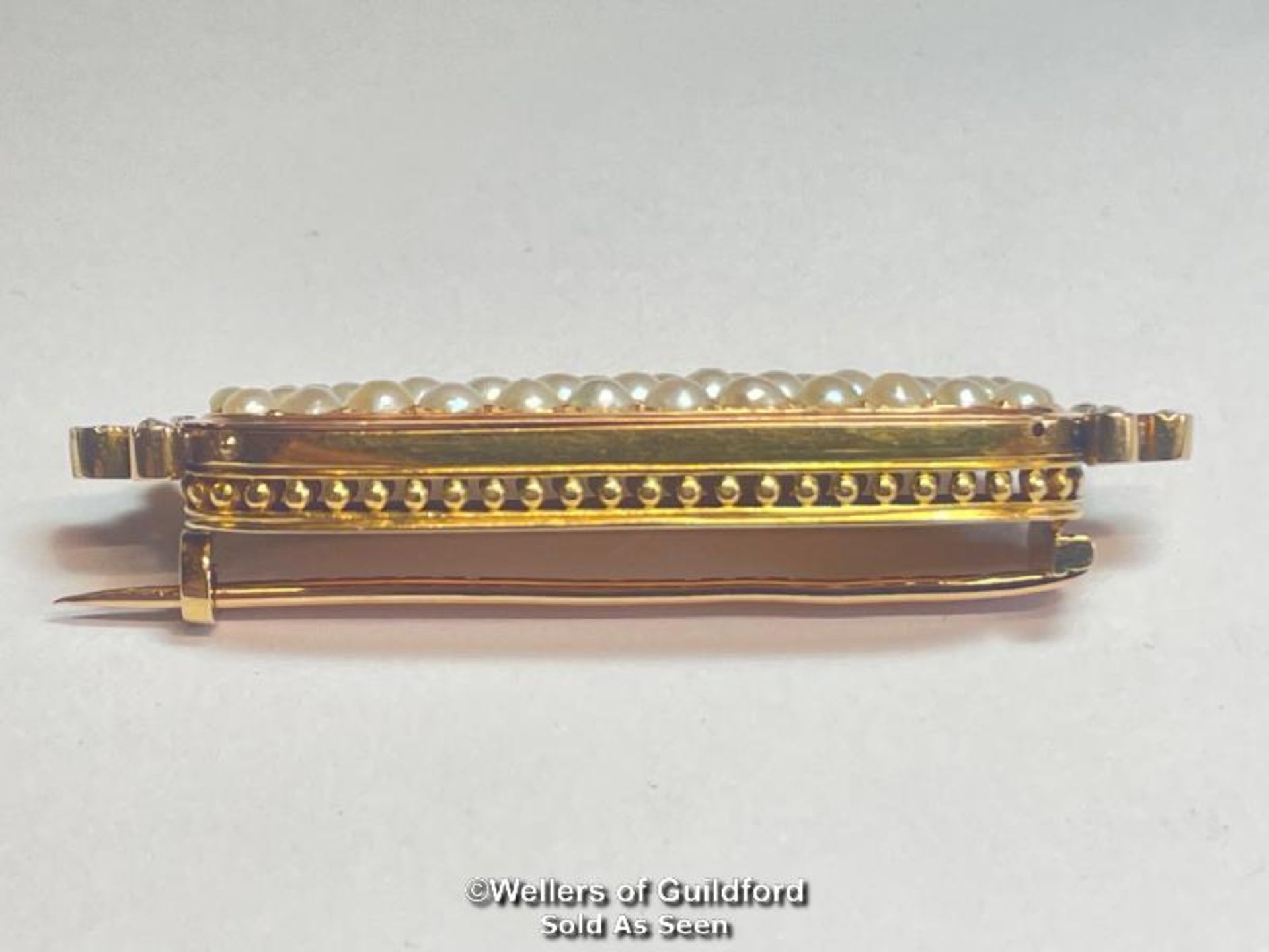 STOCK PIN IN YELLOW METAL WITH THREE ROWS OF SPLIT PEARLS AND ROSE CUT DIAMOND TERMINATIONS, NOT - Image 5 of 5