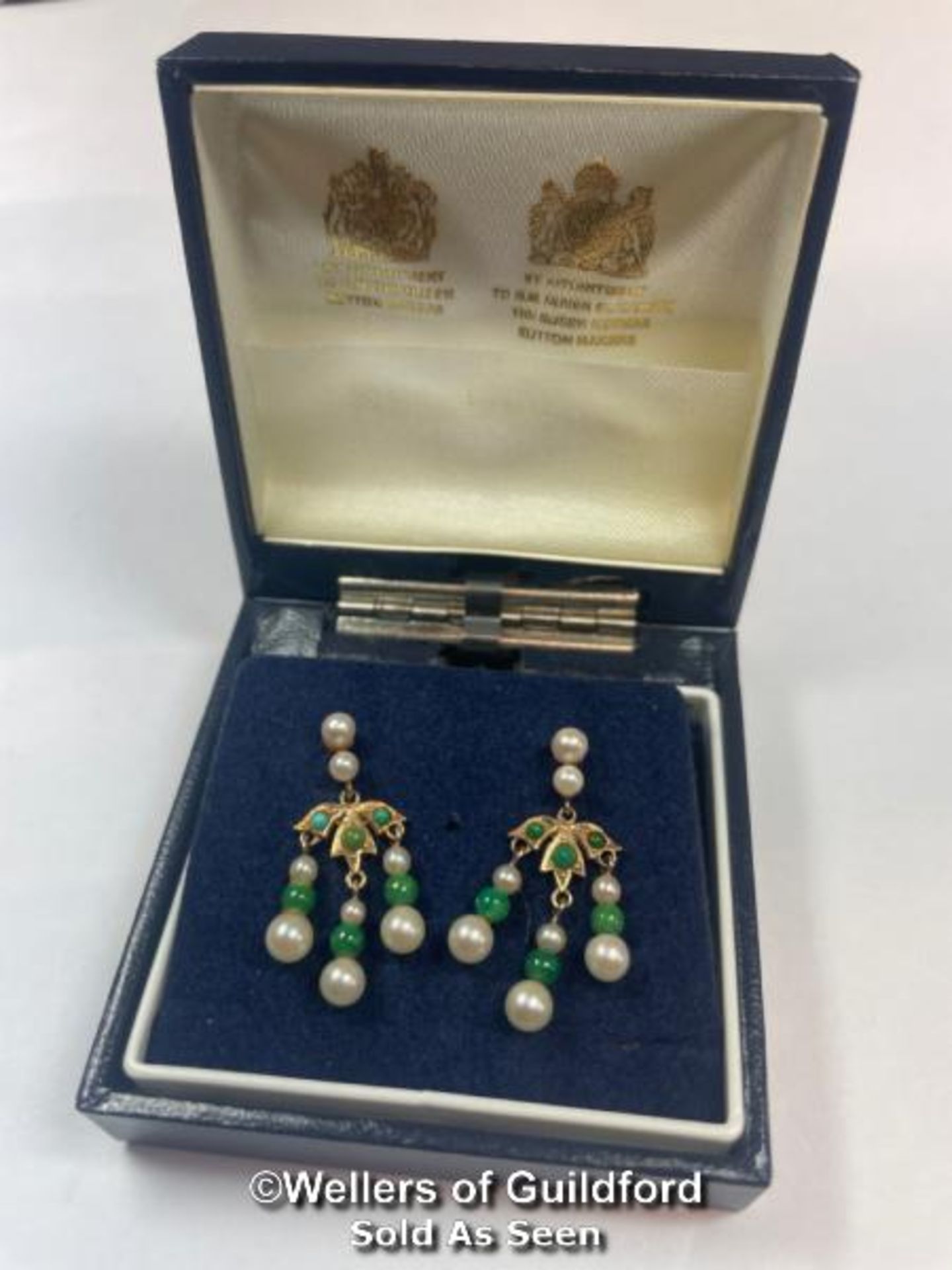 *A PAIR OF CULTRED PEARL AND GREEN TURQUOISE DROP EARINGS IN 9CT GOLD, HALLMARKED LONDON 1967 - Bild 3 aus 3