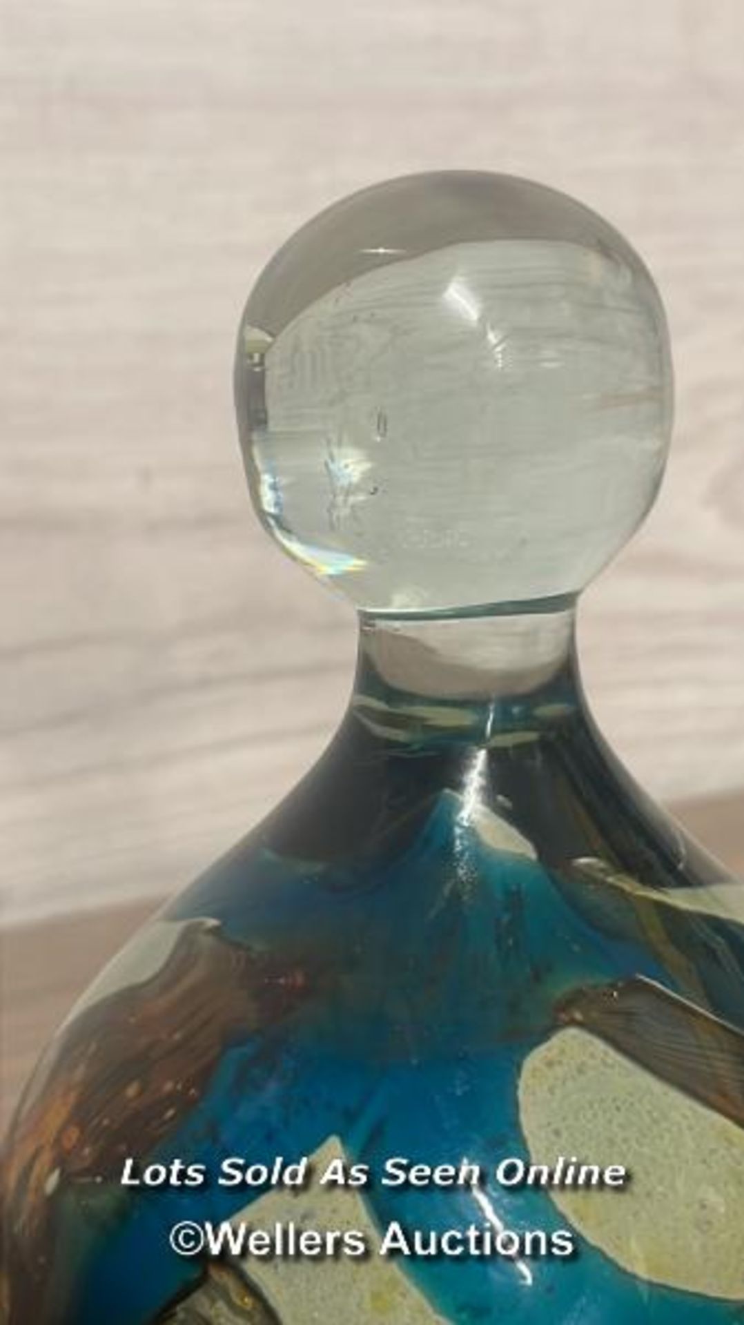 A TALL ORANGE GLASS VASE C1960-1970S, 40CM HIGH, 12.5CM BASE DIAMETER AND A SMALL MDINA GLASS - Bild 7 aus 8