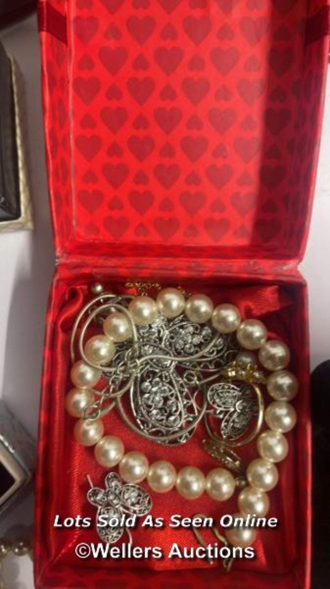A LARGE COLLECTION OF COSTUME JEWELLERY INCLUDING PIERRE CARDIN DESIGNER COLLECTION NECKLACE & - Image 15 of 24