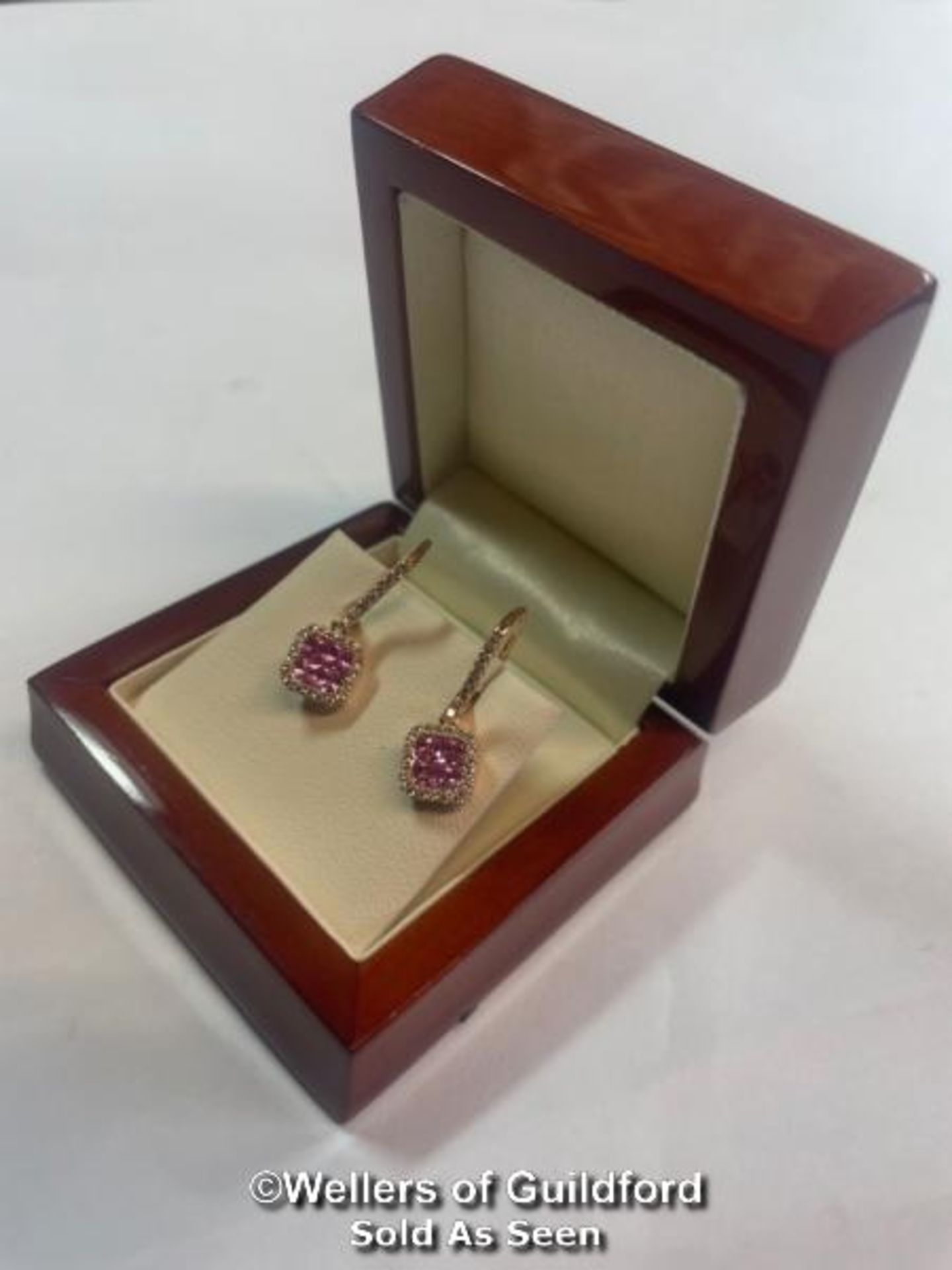 *DIAMOND AND PINK SAPPHIRE DROP EARINGS WITH HOOK AND CLIP FITTINGS STAMPED 18K, ESTIMATED DIAMOND - Bild 5 aus 5