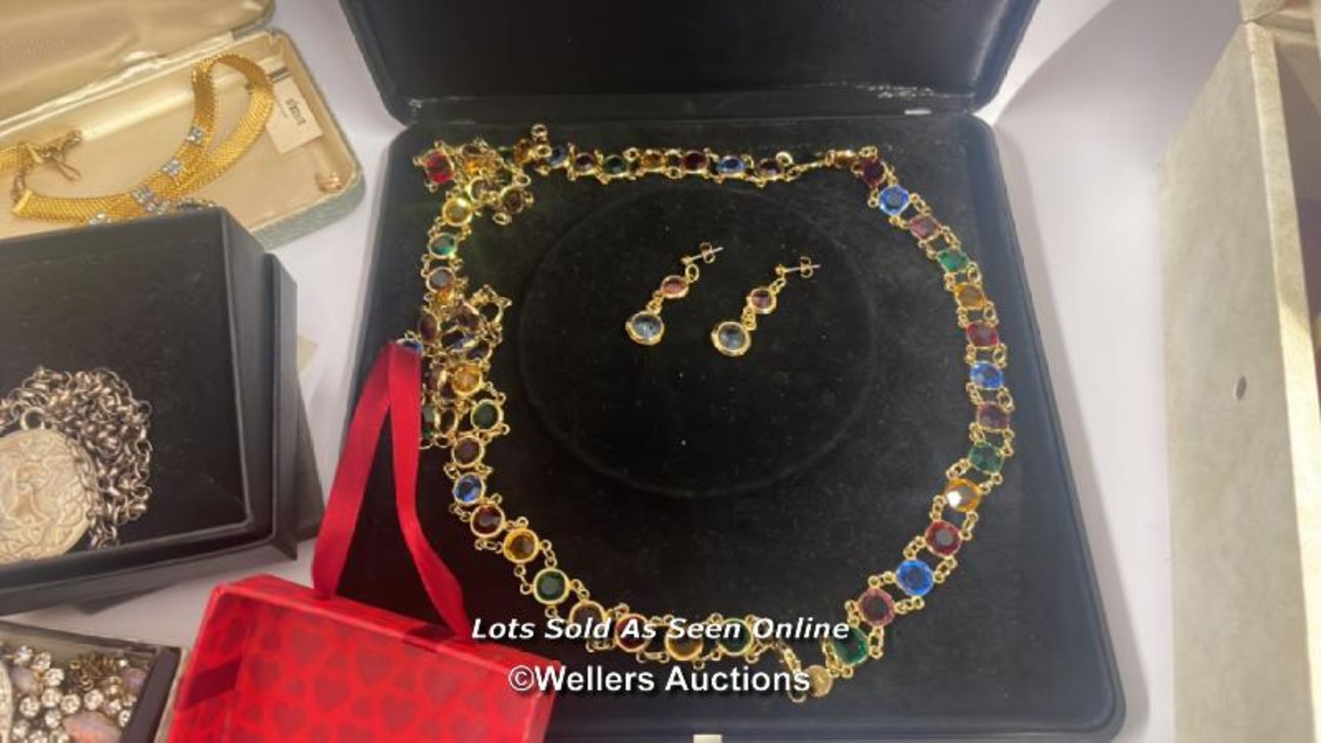 A LARGE COLLECTION OF COSTUME JEWELLERY INCLUDING PIERRE CARDIN DESIGNER COLLECTION NECKLACE & - Image 13 of 24