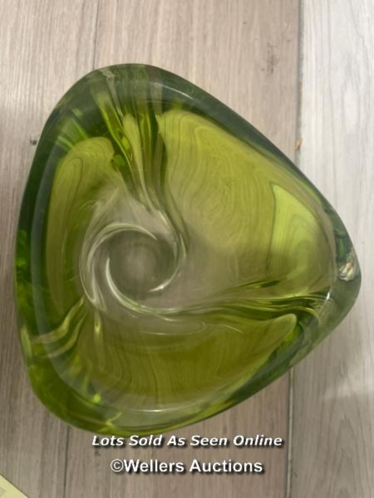 VAL SAINT LAMBERT HEAVY GREEN GLASS VASE OF TWISTED FORM, 18CM HIGH - Image 6 of 6