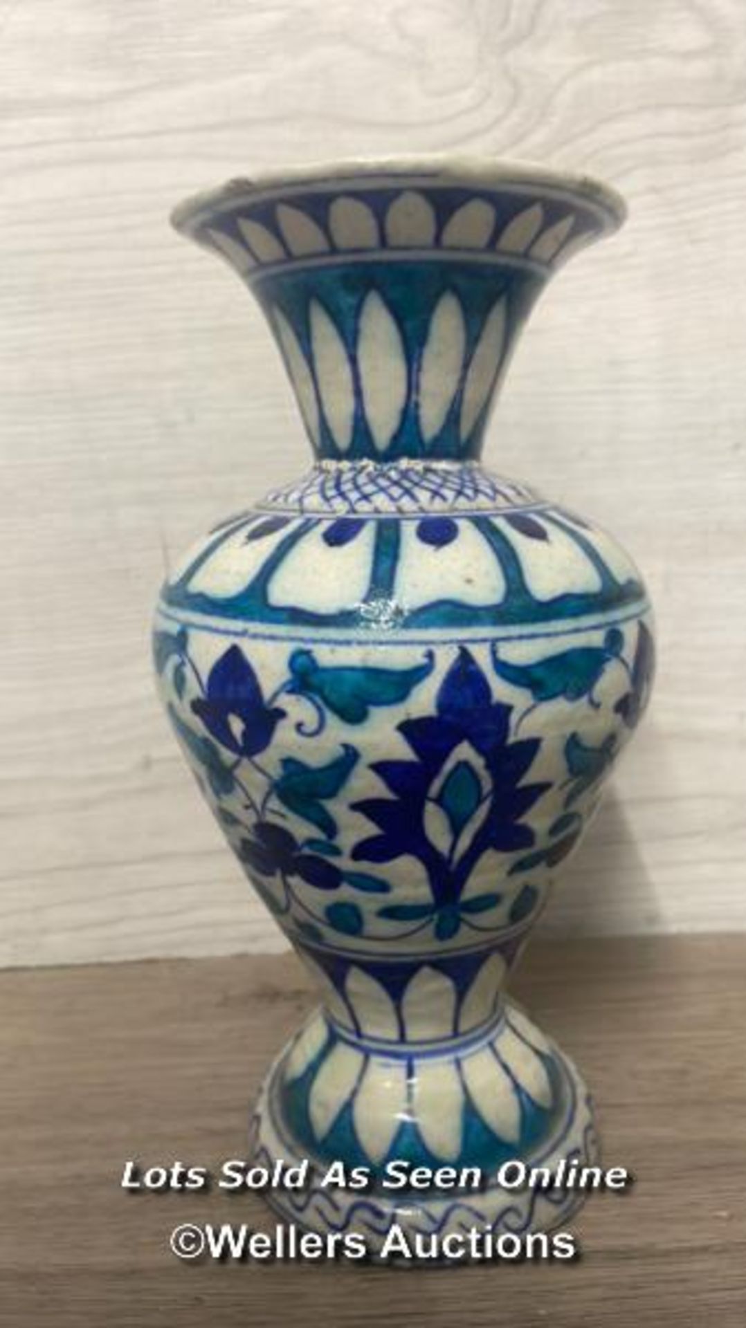TWO SIMILAR MULTAN POTTERY VASES FROM PAKISTAN, HAND PAINTED BLUE & TURQUOISE FOLIAGE AND FLOWER - Bild 2 aus 15