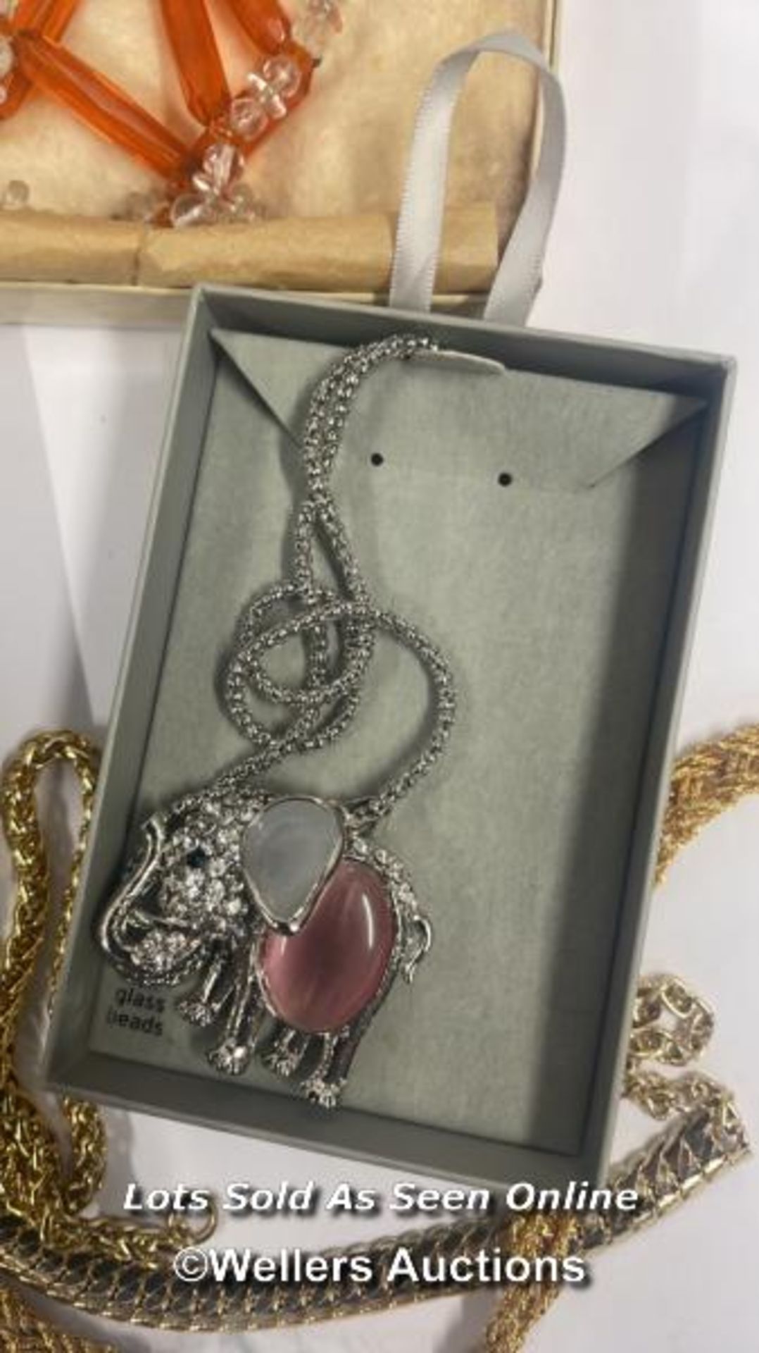 A LARGE COLLECTION OF COSTUME JEWELLERY INCLUDING PIERRE CARDIN DESIGNER COLLECTION NECKLACE & - Image 7 of 24