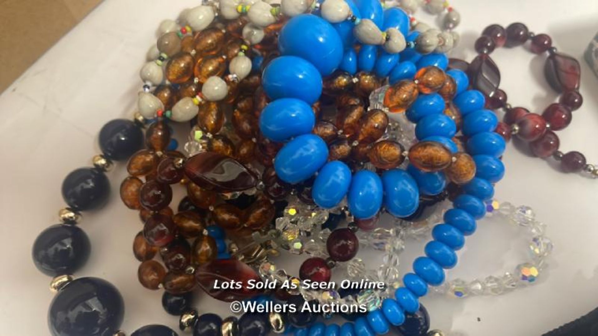 A LARGE COLLECTION OF COSTUME JEWELLERY INCLUDING PIERRE CARDIN DESIGNER COLLECTION NECKLACE & - Image 19 of 24