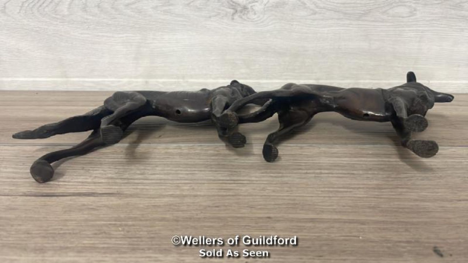 *A PAIR OF BRONZE HOUNDS, TALLEST 16CM HIGH - Bild 3 aus 3