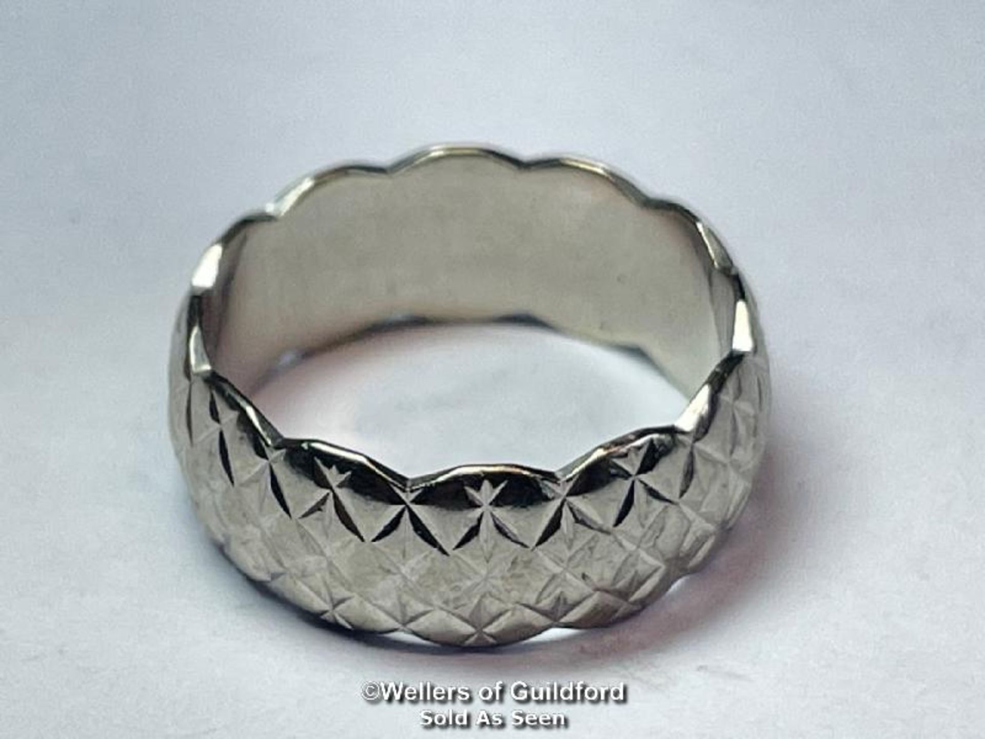 18CT WHITE GOLD PATTERNED WEDDING RING, HALLMARKED LONDON 1970, WEIGHT 4.7G, RING SIZE J - Image 2 of 4