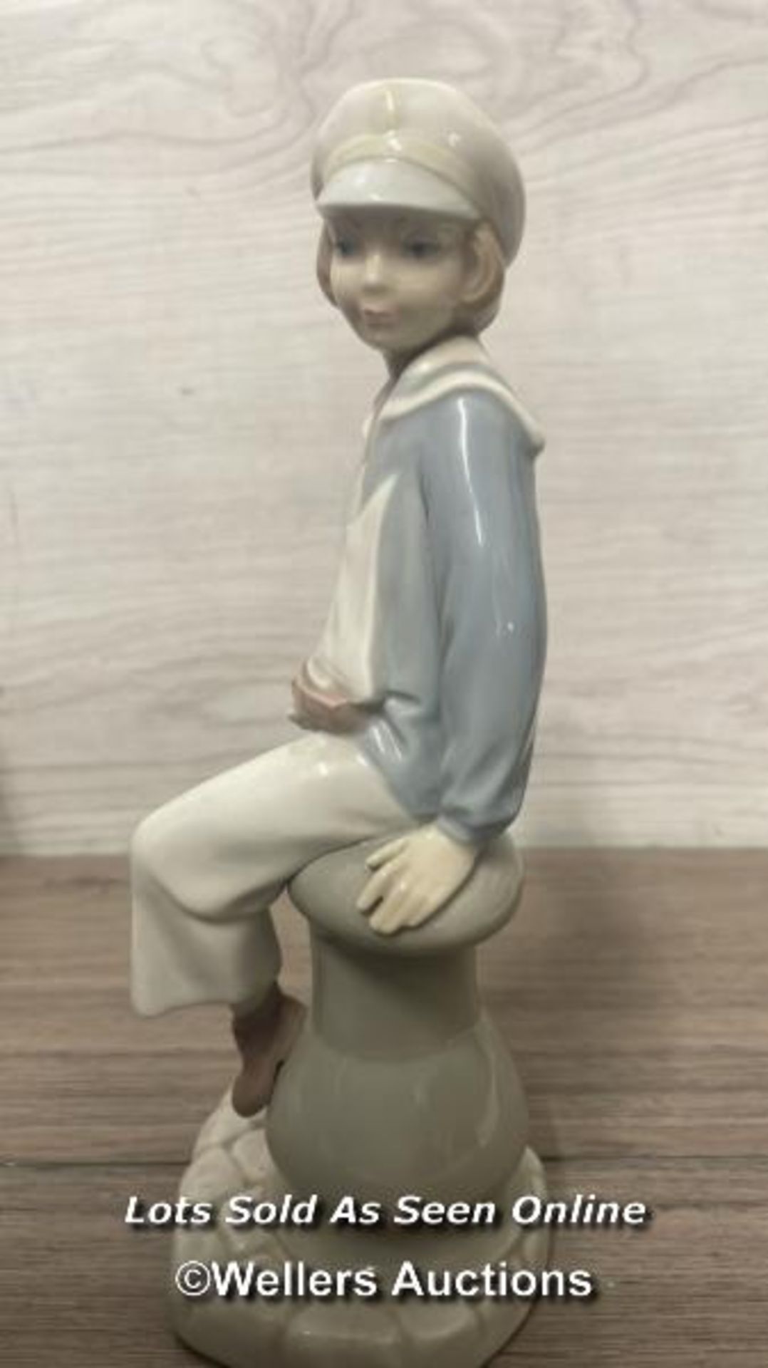 THREE LLADRO FIGURINES TO INCLUDE "BOY WITH YACHT" NO.4810, "GIRL WITH STRAW HAT" NO.5006 AND RABBIT - Bild 3 aus 13