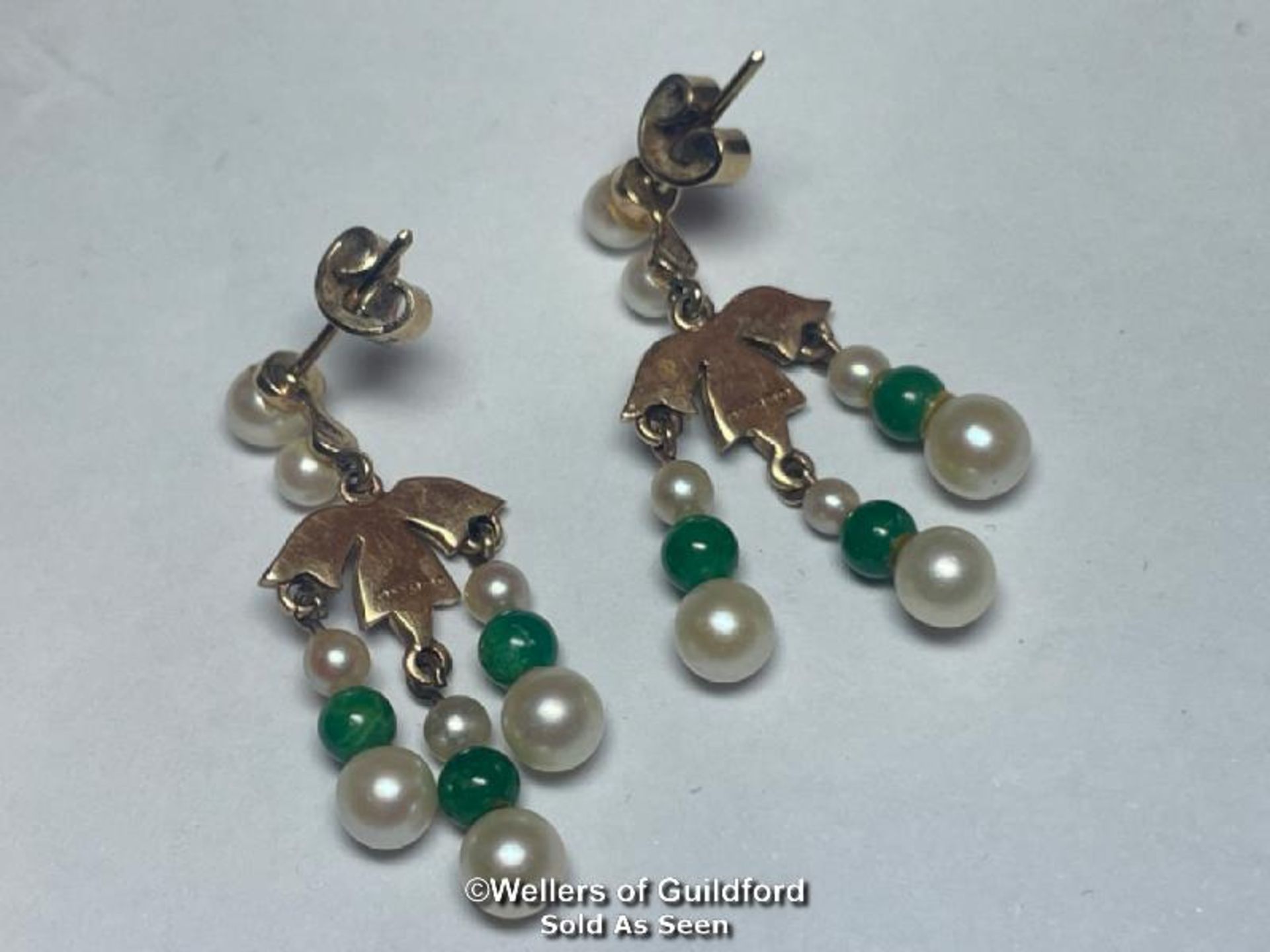 *A PAIR OF CULTRED PEARL AND GREEN TURQUOISE DROP EARINGS IN 9CT GOLD, HALLMARKED LONDON 1967 - Bild 2 aus 3